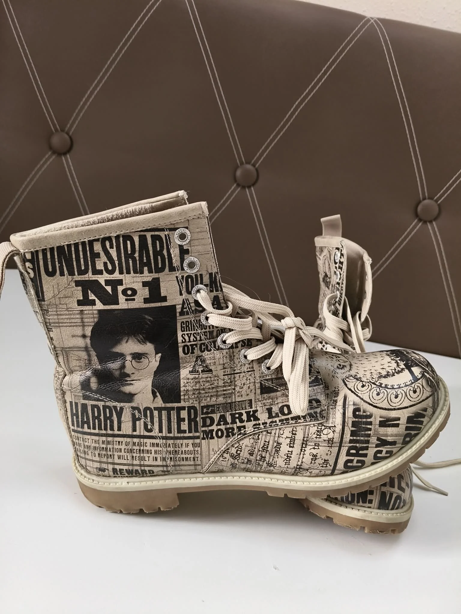 VENDIDO Botas DOGO Harry Potter Daily Prophet – Talla UE 41 – Estampado de periódico beige – Veganas