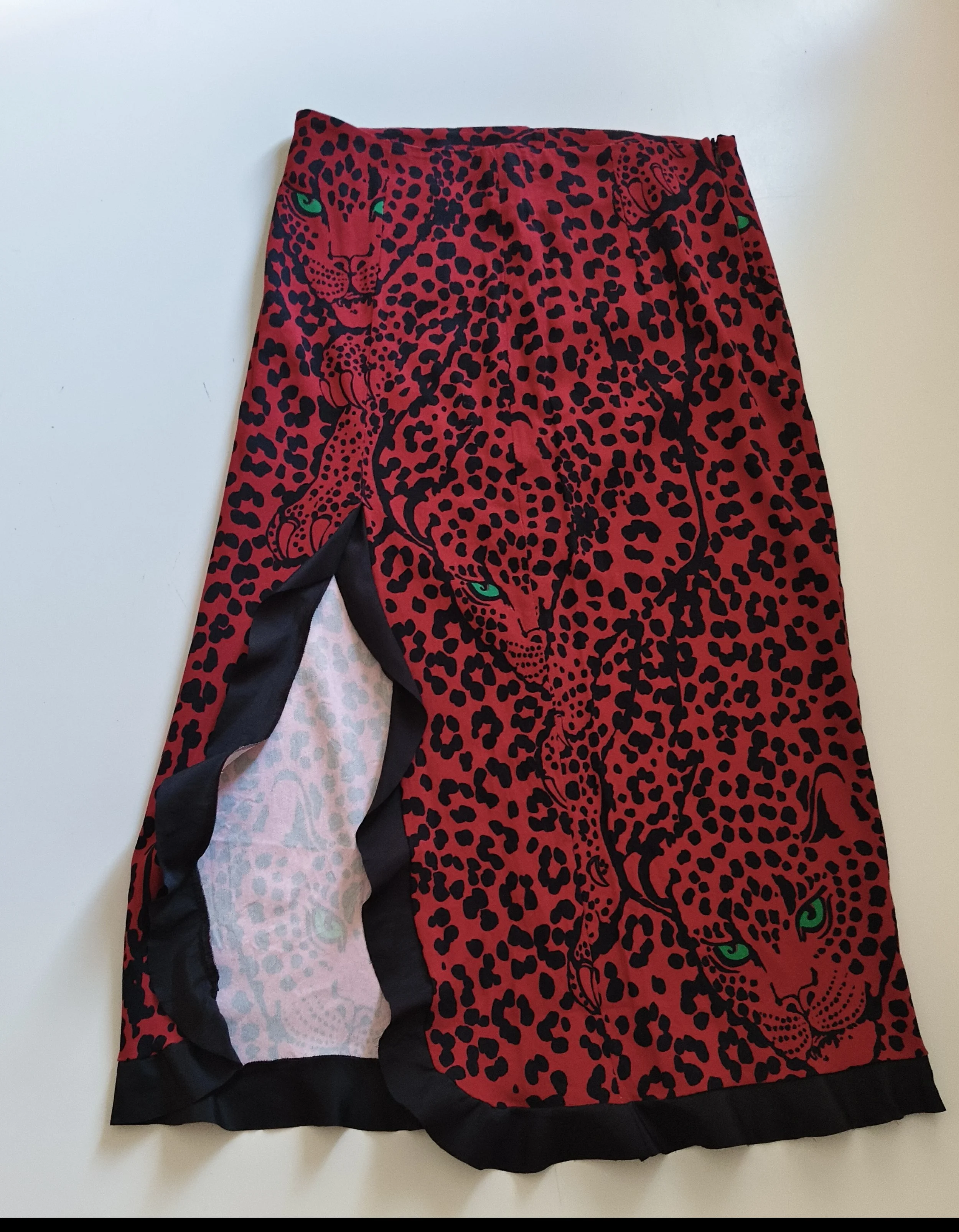 Falda midi RED Valentino estampado leopardo rojo. Talla EU 36