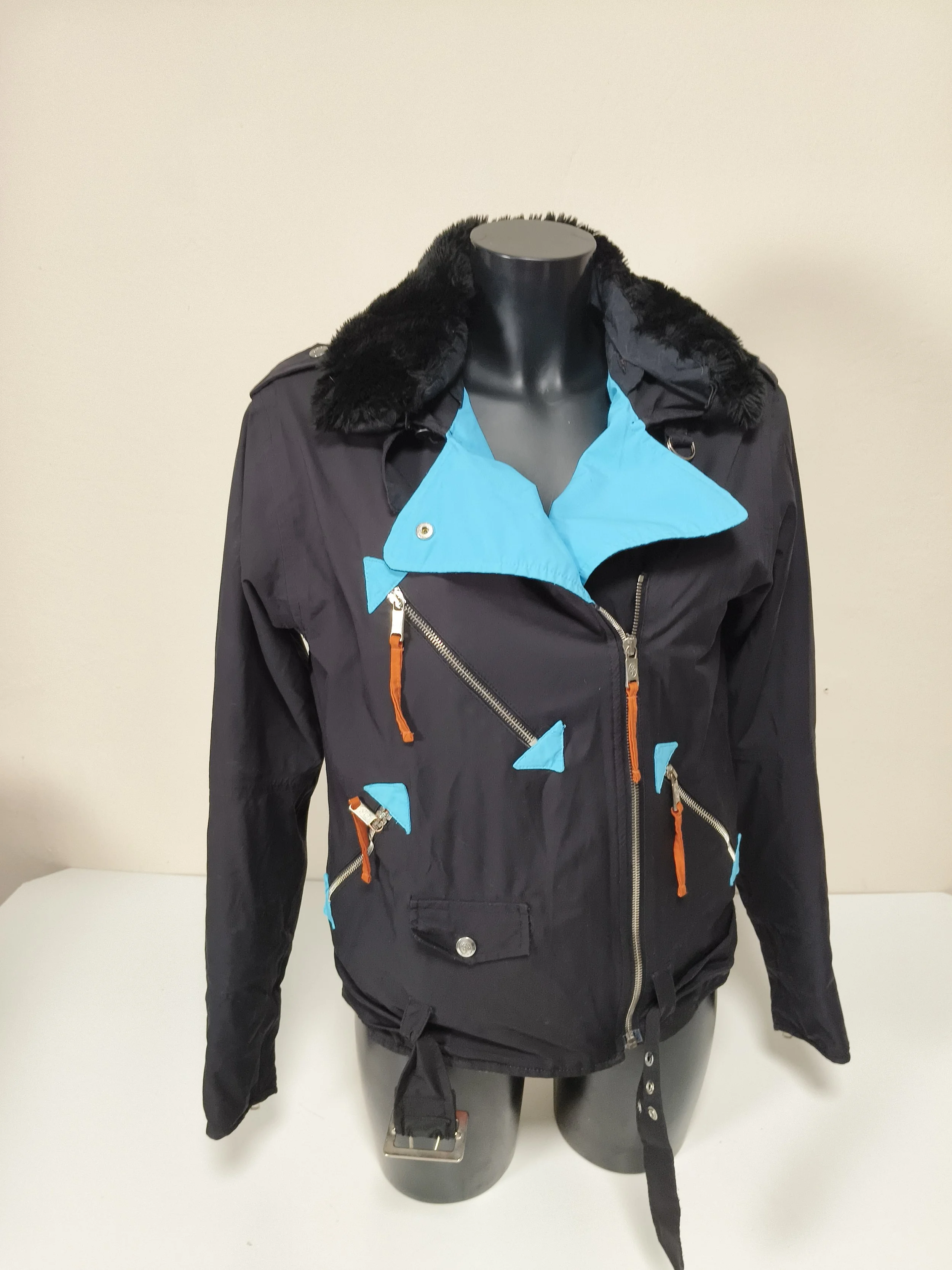 Chaqueta de la colaboración JC de Castelbajac x Rossigno. Talla:M