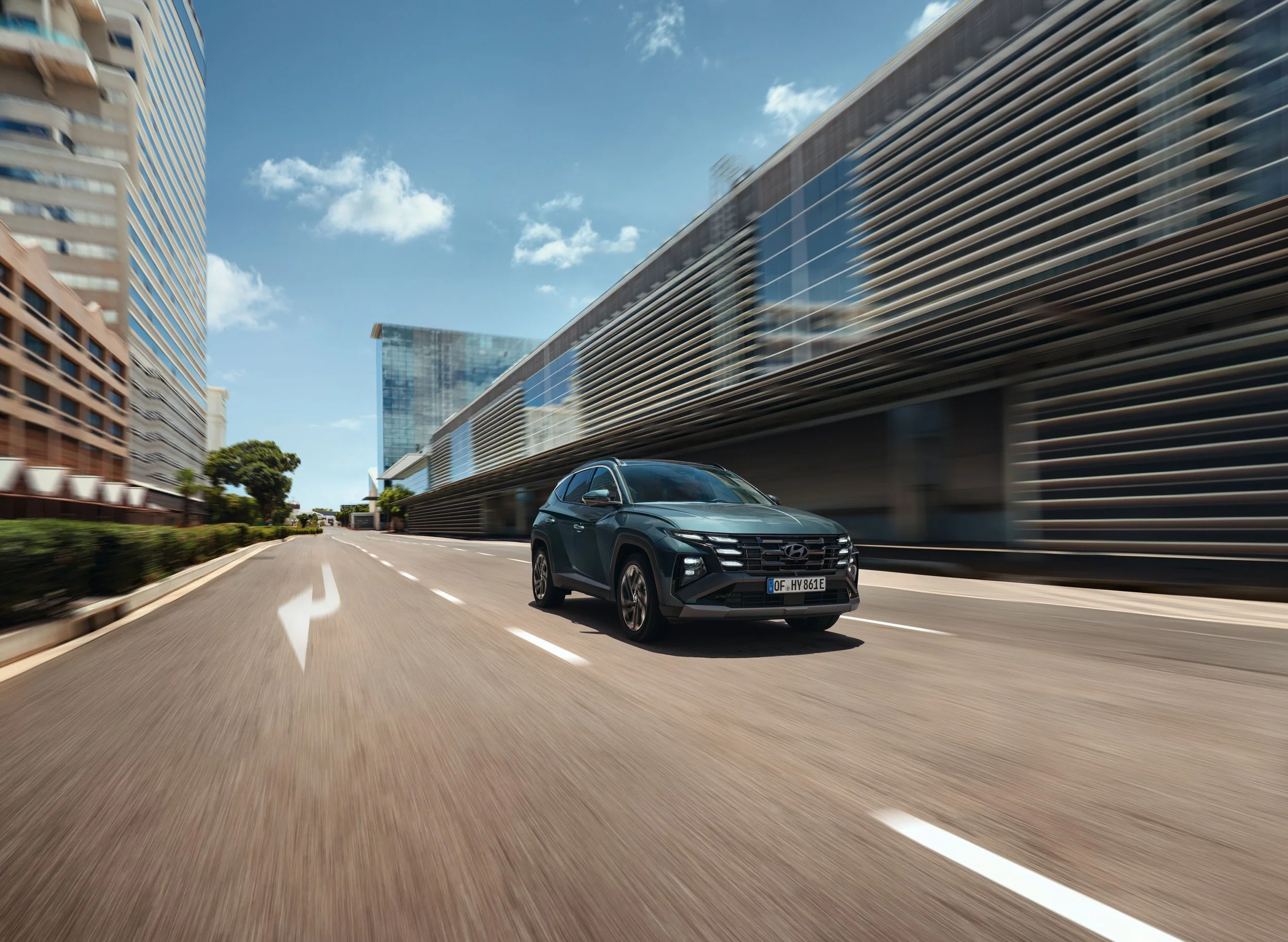 03a_HME_eSUV_2-0_PHEV_KV_Driving_low_res_srgb.jpg