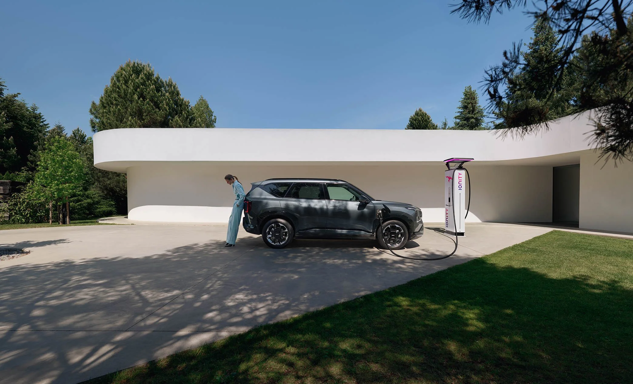KIA_EV5_NA-BEAUTY_M04_GTL-PUBLIC-CHARGING_v04_sRGB72dpi.jpg