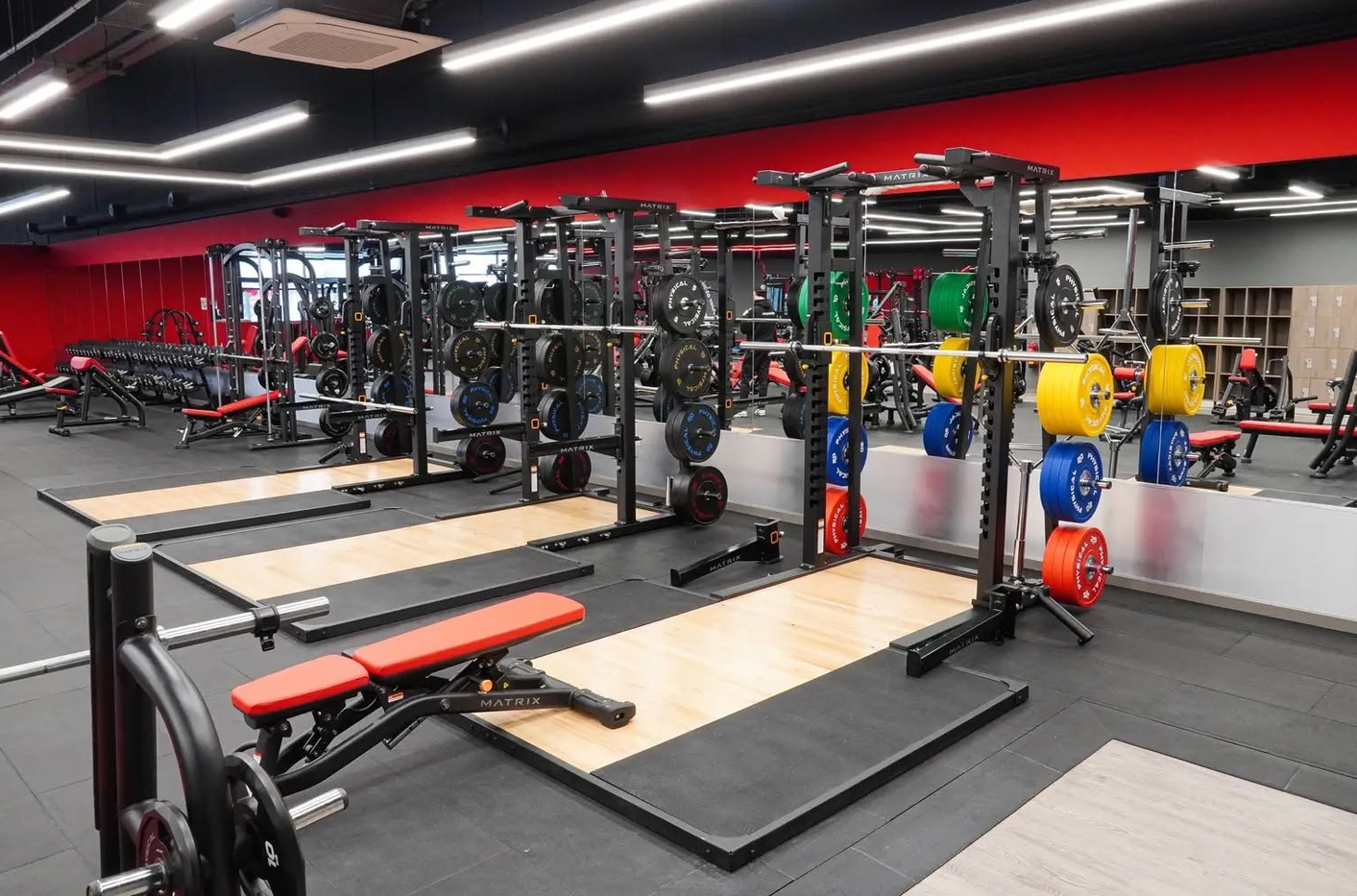 Snap Fitness gym in Sligo Retail Park where Flow State Physio is located. All gym equipment with weightlifting equipment including barbells, weight plates, benches, and racks, sleds, bikes and treadmills are available for use during physiotherapy.