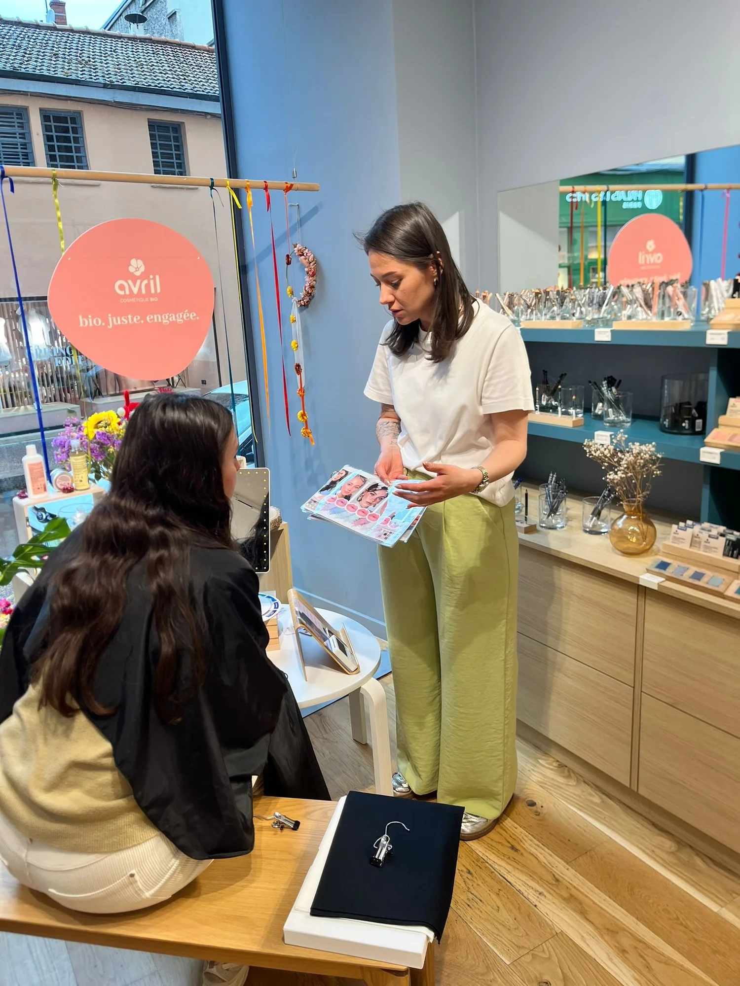 Myway Humez presente les teintes de maquillage a sa cliente pendant un atelier de colorimetrie