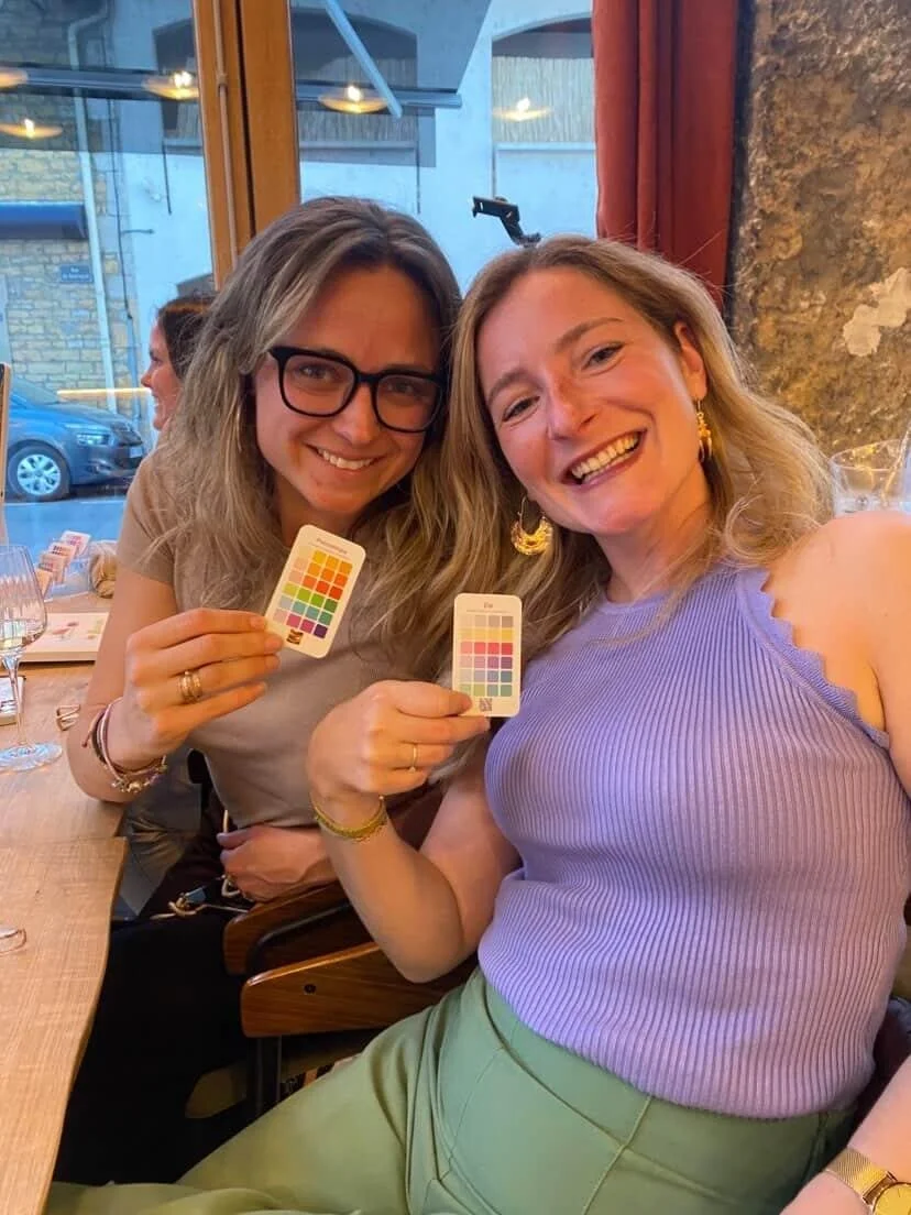 Deux participantes d un atelier de colorimetrie presentent leur palette de couleurs