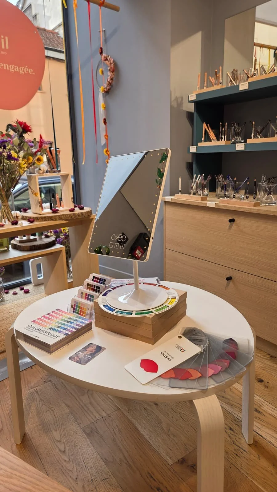 Roue chromatique, nuanciers et livre des couleurs installes pour un atelier