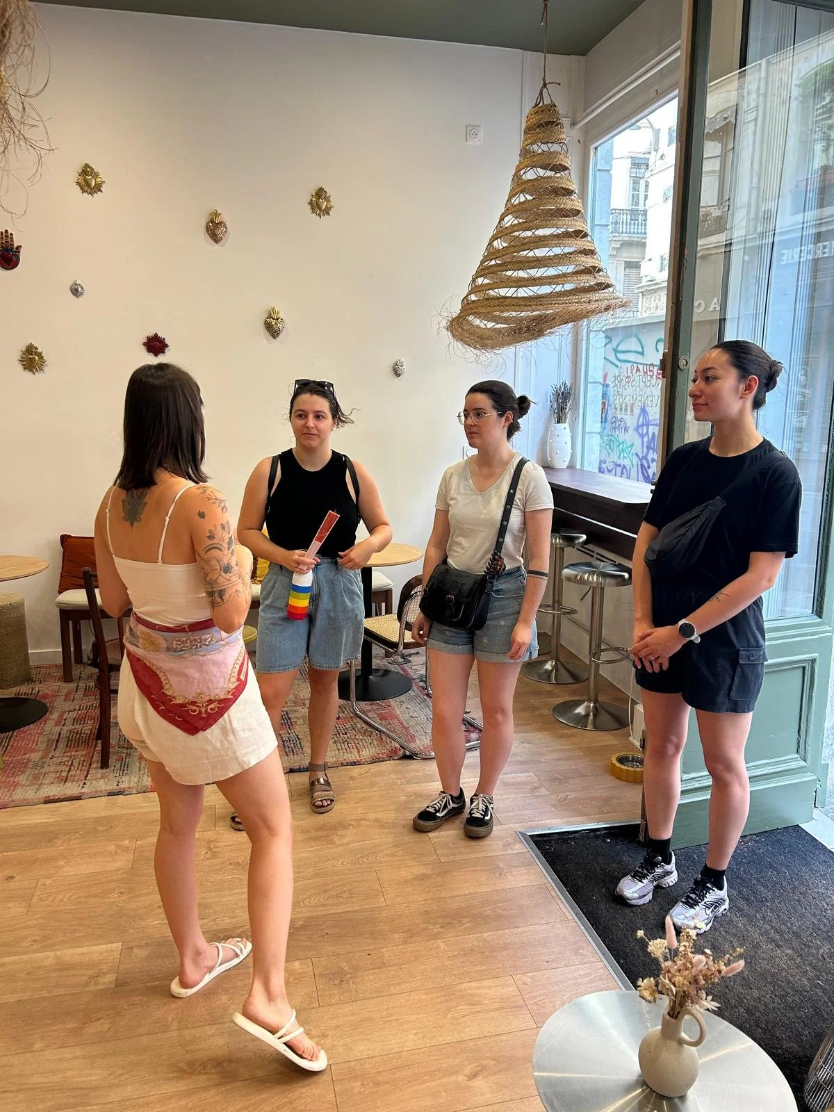 Atelier de colorimetrie en groupe dans un cafe, drape presente a trois participantes