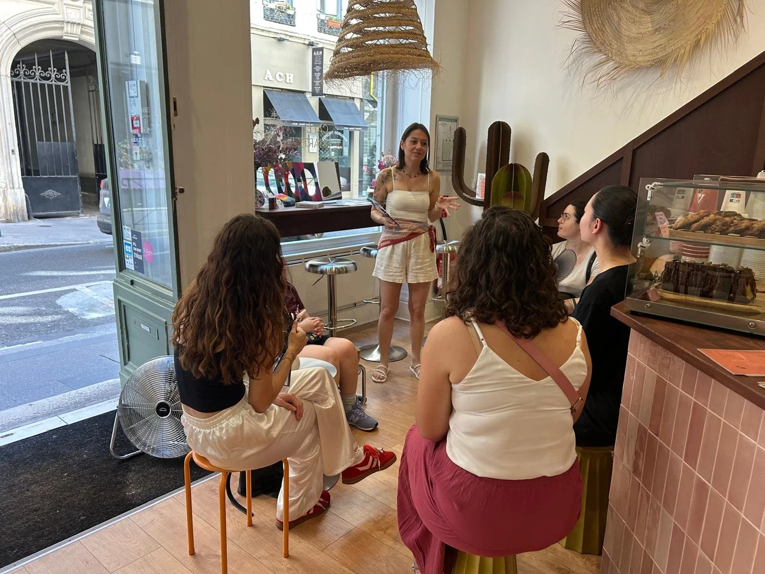 Myway Humez anime un atelier de colorimetrie en groupe devant quatre participantes