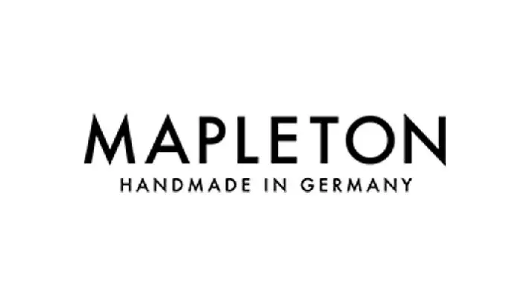 Das Bild zeigt das Logo von Mapletom mit dem Text 'Handmade in Germany' darunter auf schwarzem Grund.