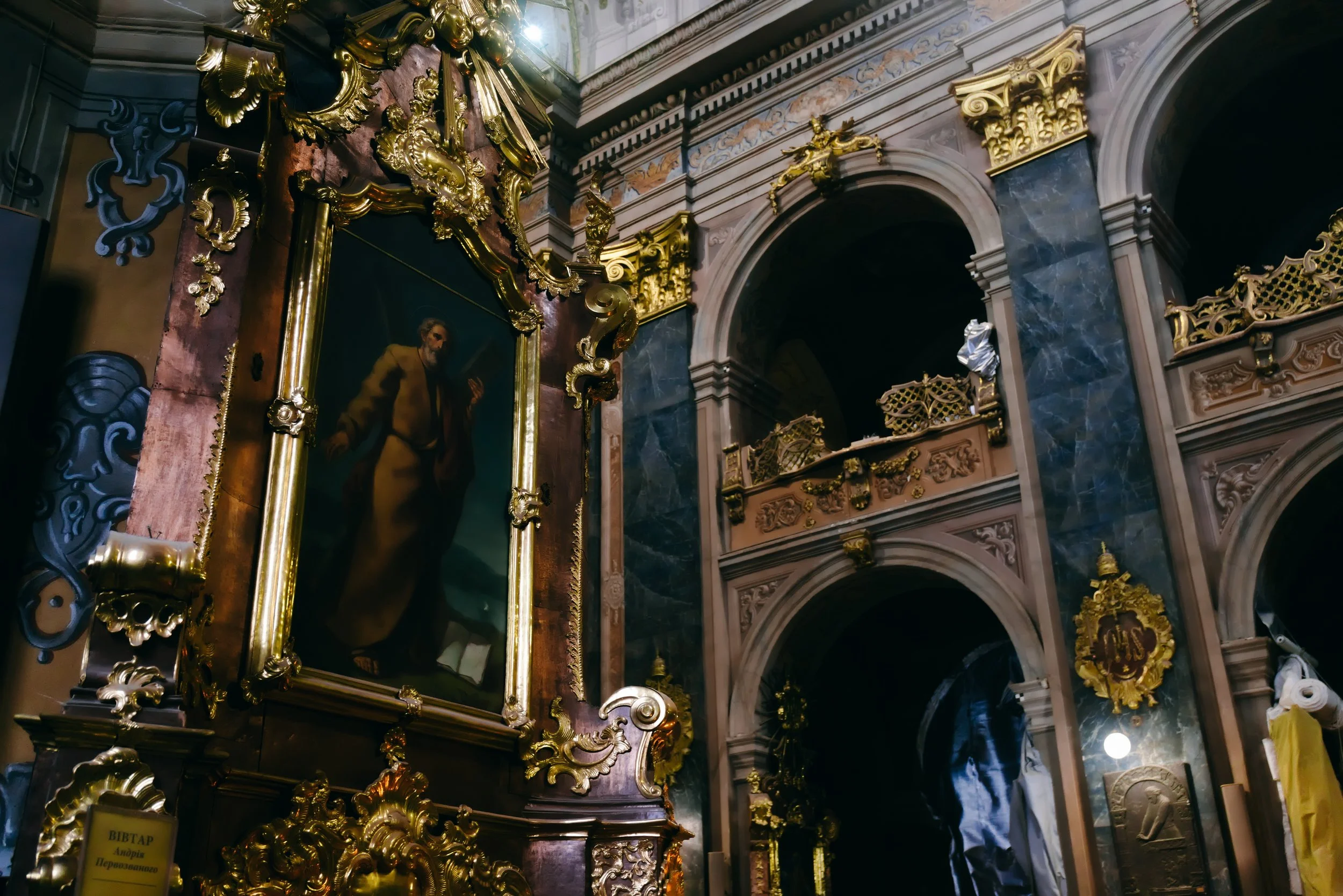 L-Altar and Galleries.jpg