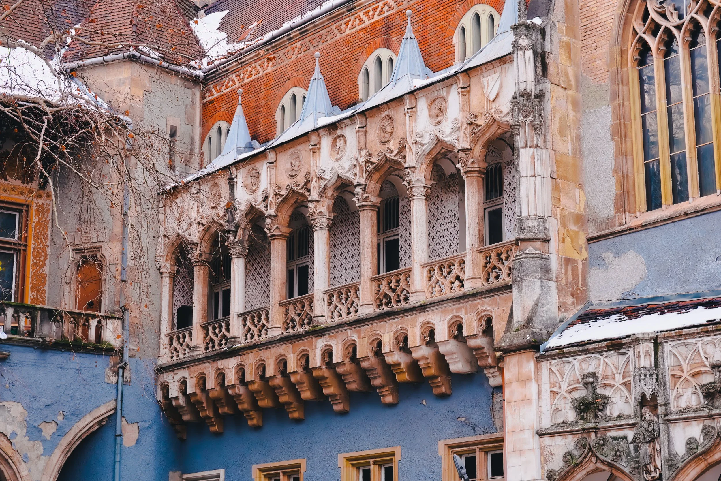 L-balcony.jpg