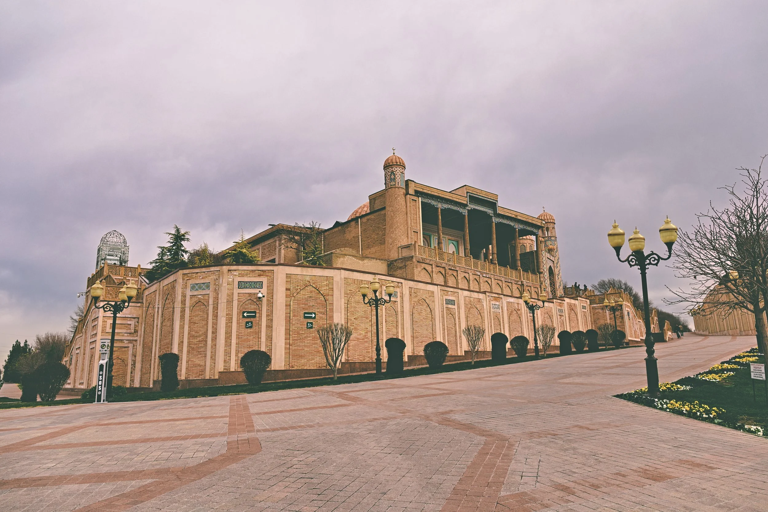 L-Islam Karimov Mausoleum.jpg
