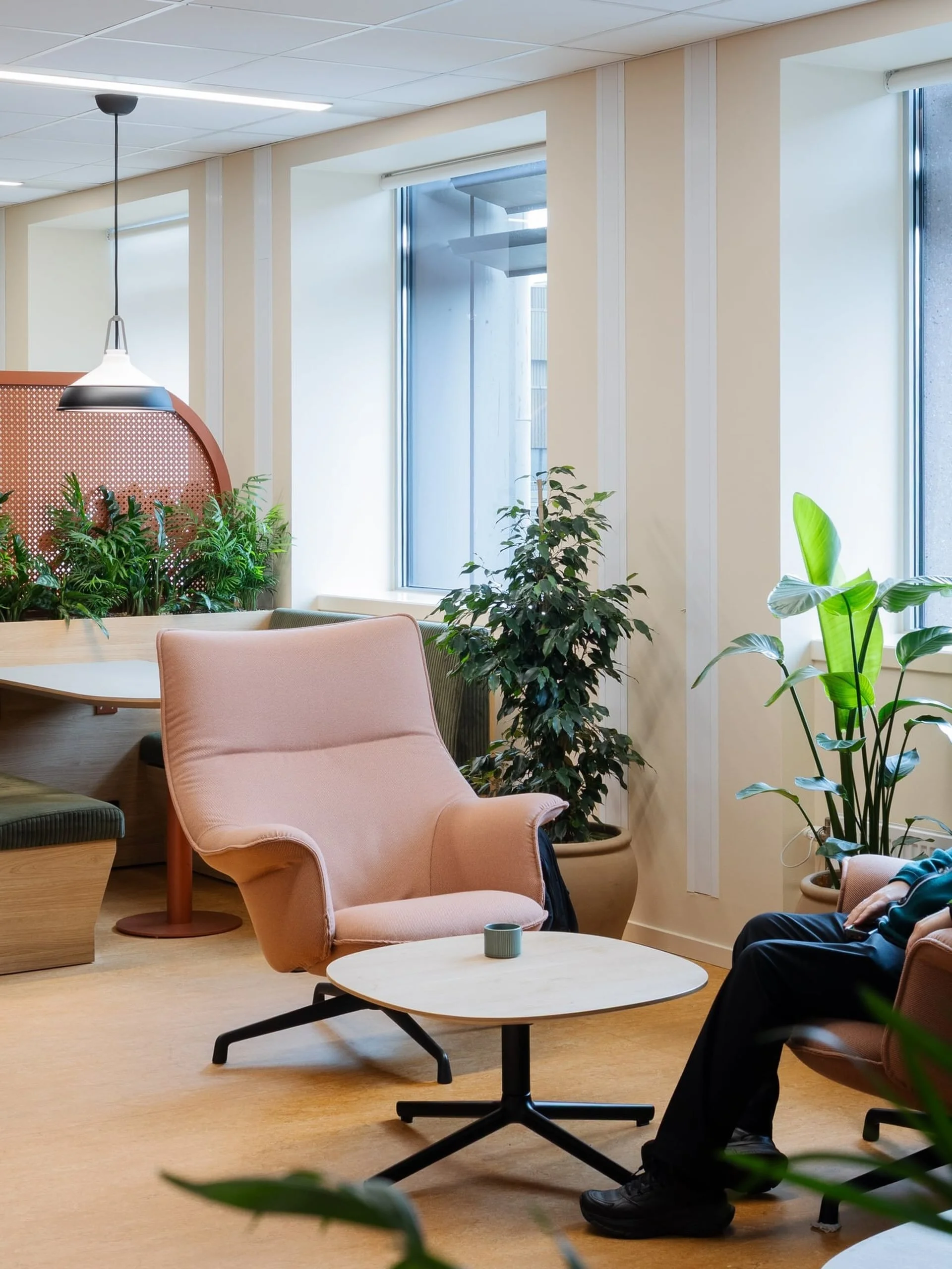 Deilige loungestoler og frodige planter gir togansatte hos Vy en velfortjent pause. 

📸 @kjetilgudem 
#lounge 
#officedesign 
#interiorarchitect