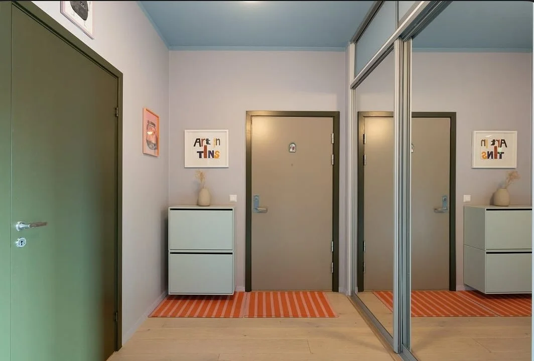 Velkommen til denne herlige leiligheten p&aring; Frysja hvor @kubik_interior har forvandlet alt med deilige farger, fliser og kule m&oslash;bler⭐️