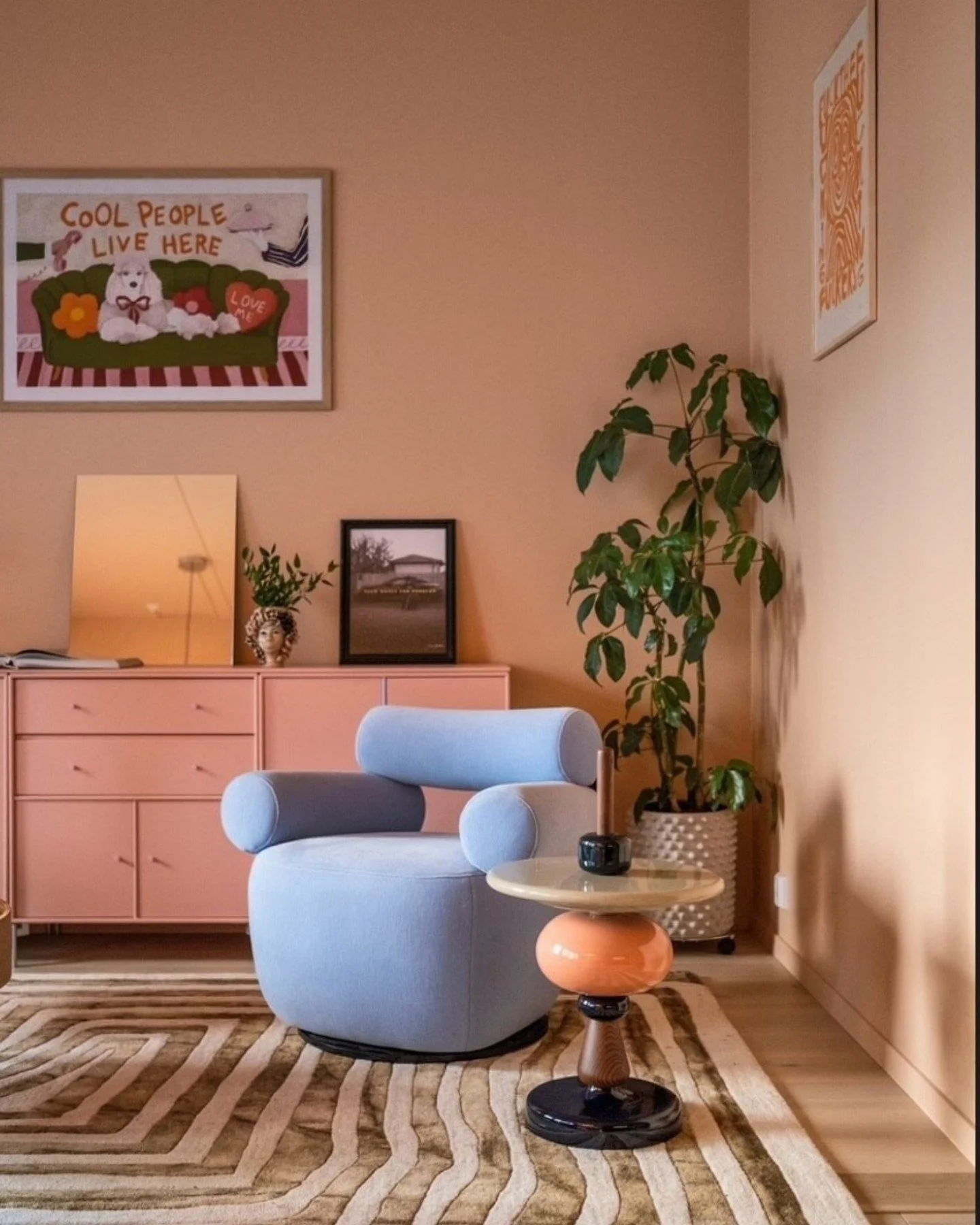 Bli inspirert av unike leilighetsl&oslash;sninger der farge og s&aelig;rpreg skaper en atmosf&aelig;re av kreativitet og komfort.
Her fra ferdigstilt leilighet p&aring; Frysja designet av Kubik som n&aring; kan bli din.

Kubik tar hensyn til b&aring;