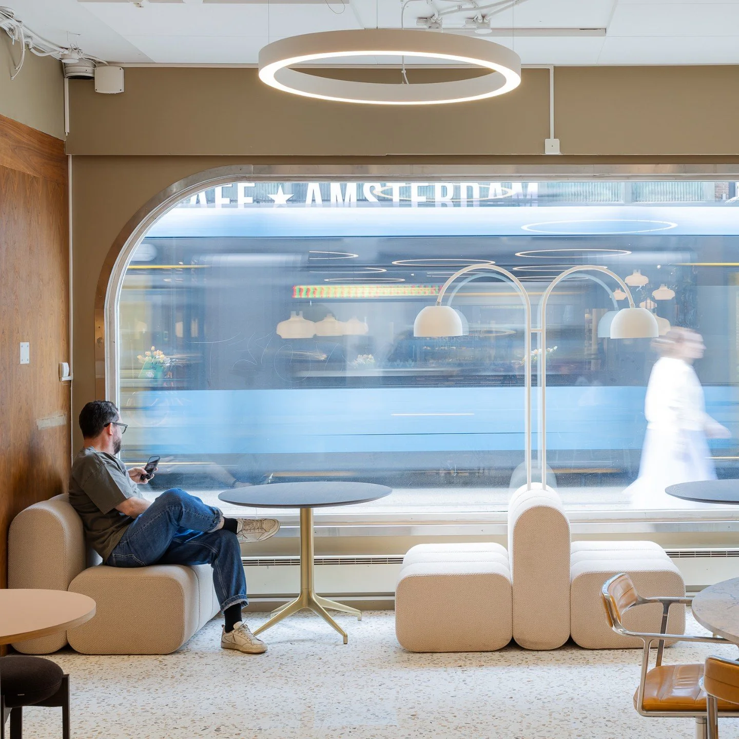 Vi har transformert kantinen i Juristenes hus til et lunt, eksklusivt og samlende lokale  for de ansatte i bygget.

Interi&oslash;rarkitektur som flekser med ulik bruk gjennom dagen. Uformelle m&oslash;ter, lunsj og foredragslokaler og kveldsarrangem