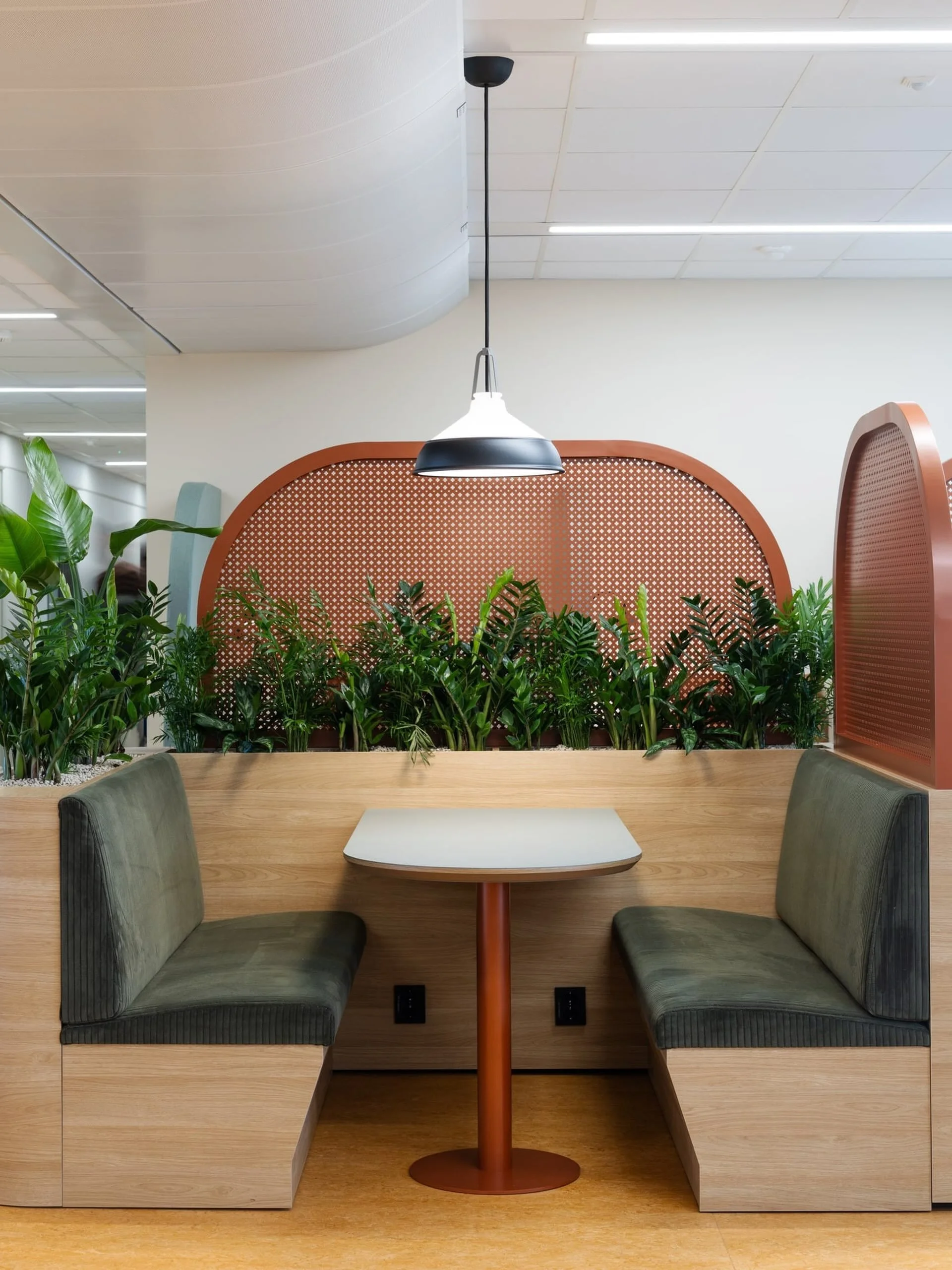 I Pausearealet har vi laget frodige sitteb&aring;ser - her kan man sitte alene eller i sm&aring; grupper -  litt skjermet men fortsatt en del av fellesskapet 

📸Kjetil Gudem
#officedesign 
#interiordesign 
#interiorarchitect