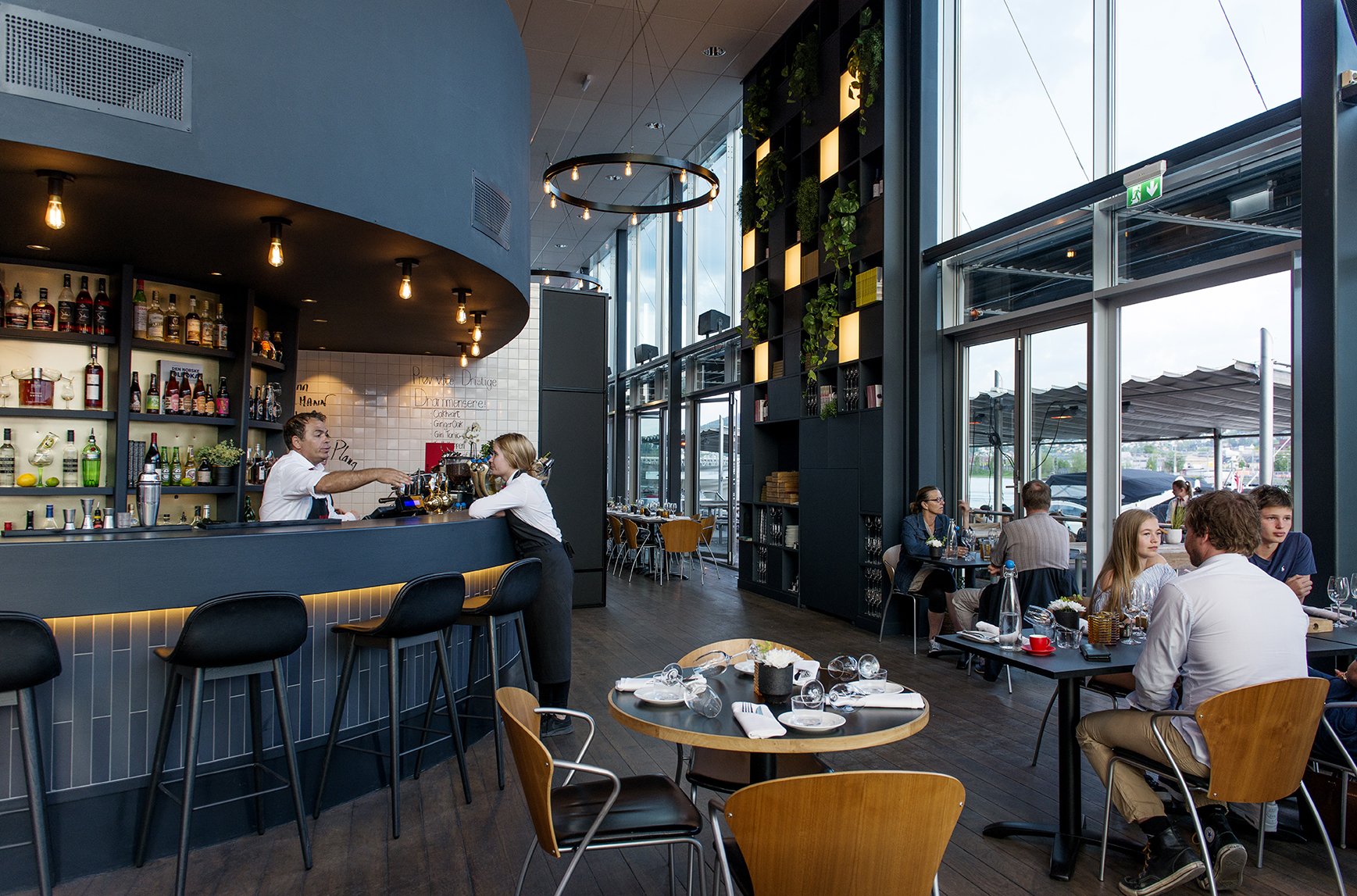 Bølgen &amp; Moi, Drammen – restaurantinteriør i Glasshuset