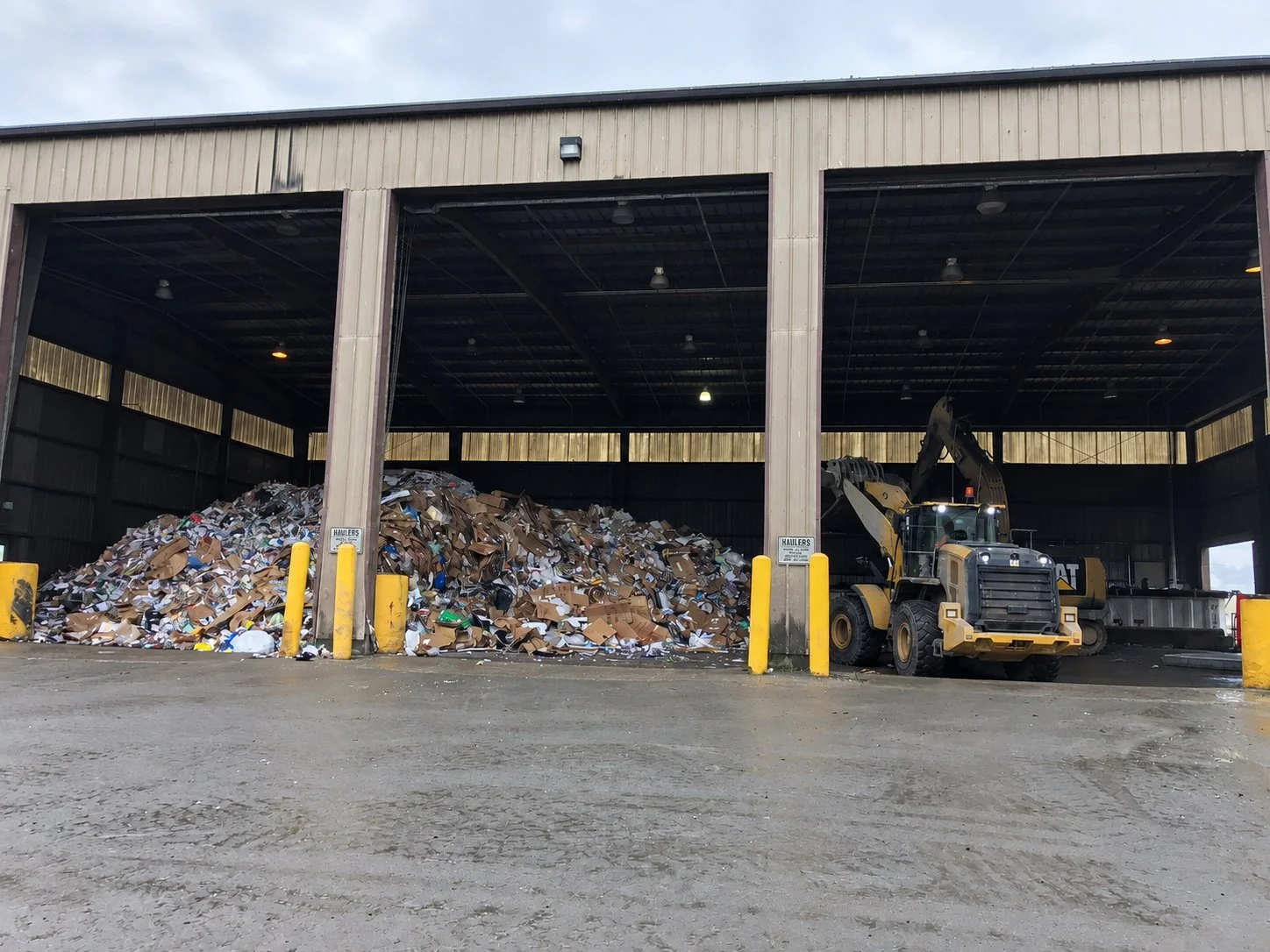 Tipping floor and loader at a Baltimore County transfer station, 2021 site visit