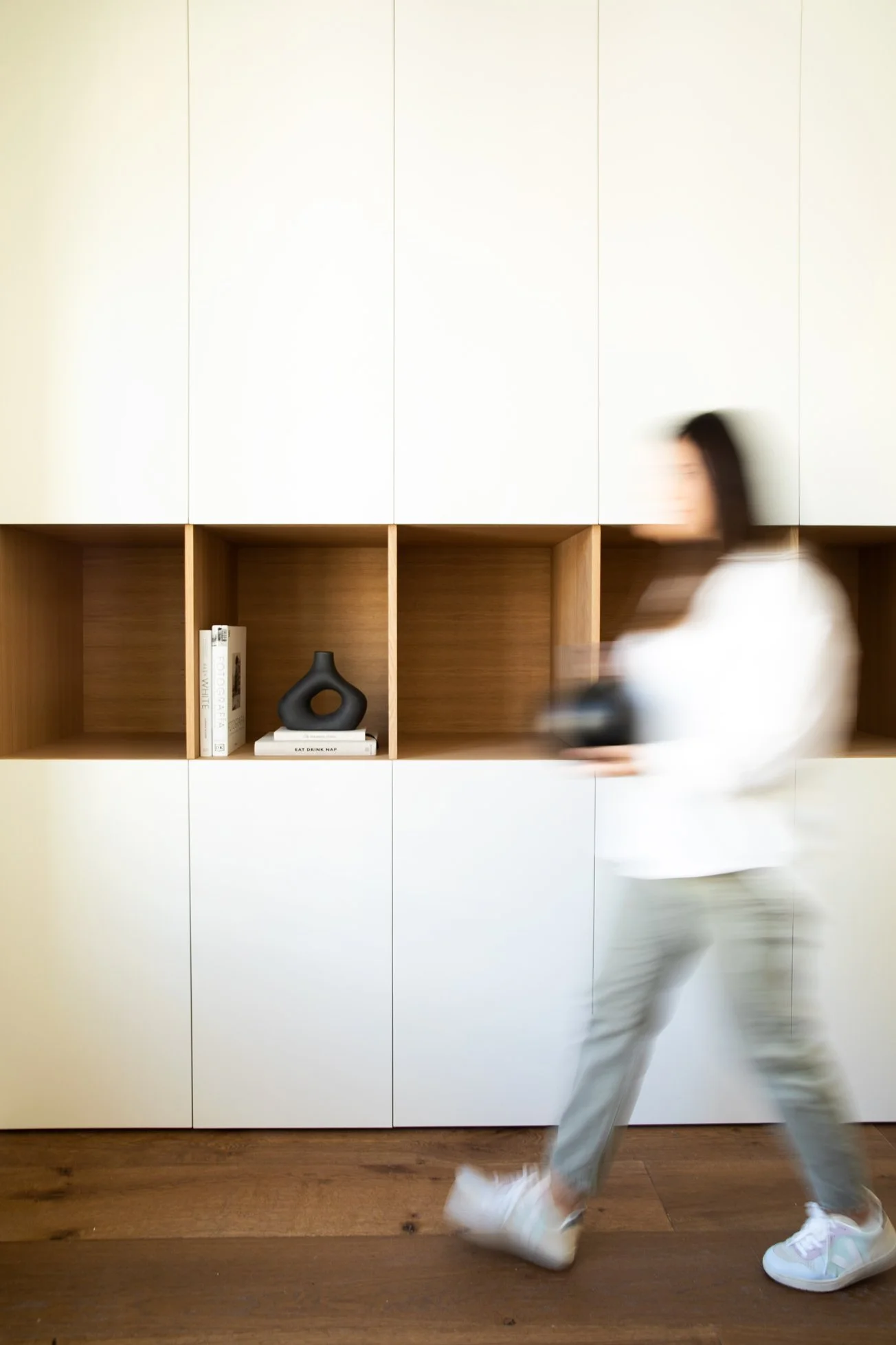gabi-torres-salamanca-interiors-woman-walking-0722.jpg
