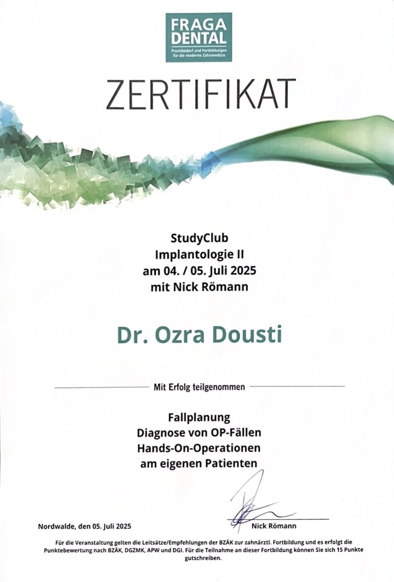 Zertifikat für einen Kurs in Implantologie 2, ausgestellt an Dr. Ozra Dousti am 4. und 5. Juli 2025, unterzeichnet von Nick Römann, mit Informationen zum Kursinhalt und Veranstaltungsort in Nordwalde.