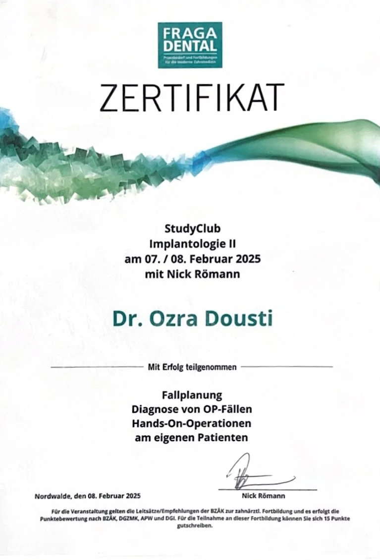 Zertifikat für einen Kurs in Implantologie II, ausgestellt von Fragadental, unterschrieben von Nick Römann, mit Kursdetails und Datum, im Februar 2025.