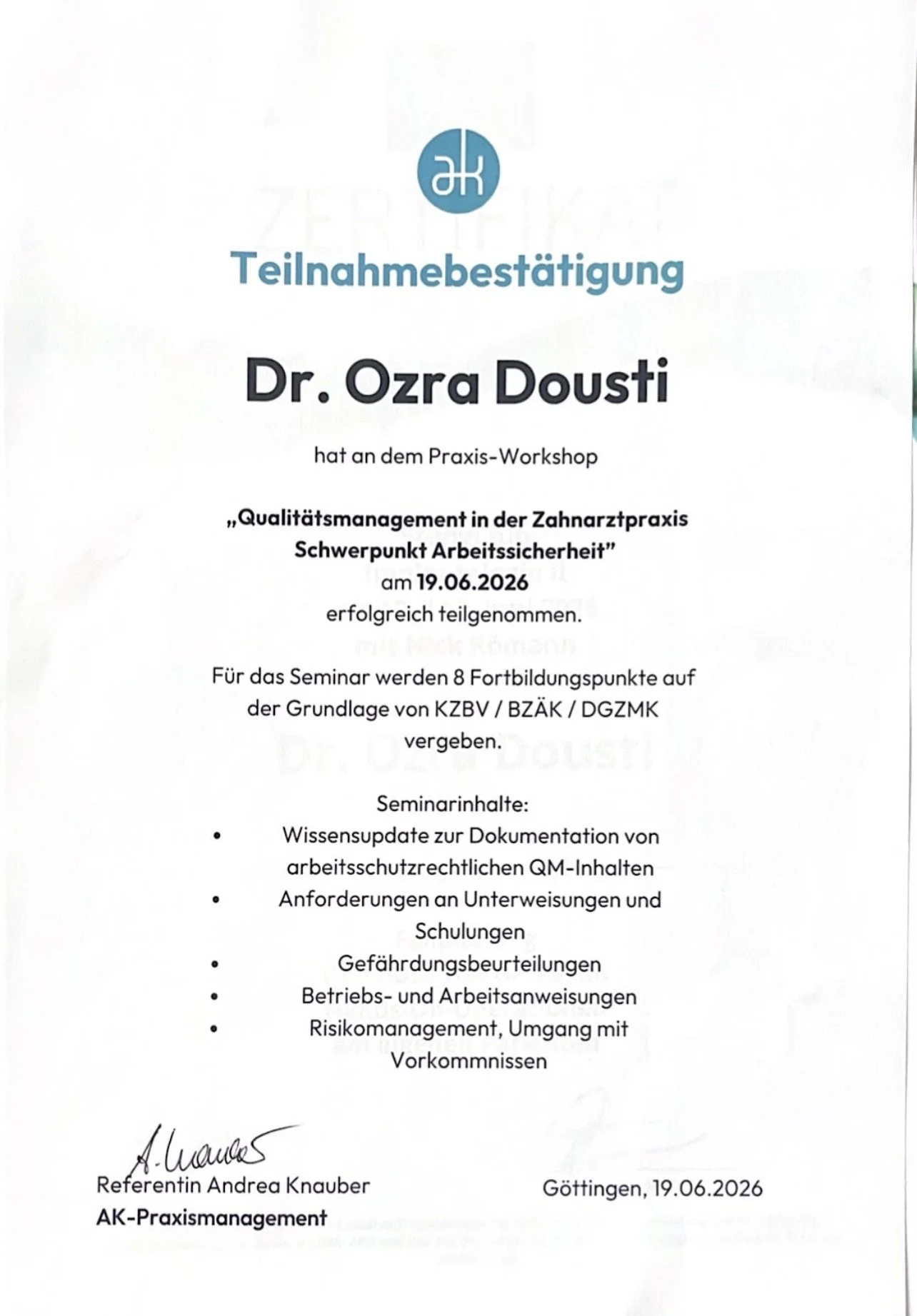 Teilnahmebestätigung für Dr. Ozra Dousti an einem Praxis-Workshop über Qualitätsmanagement in Zahnarztpraxen am 19.06.2026, mit Seminarinhalten wie Dokumentation, Schulungen, Risikomanagement, und Betriebsvorschriften.