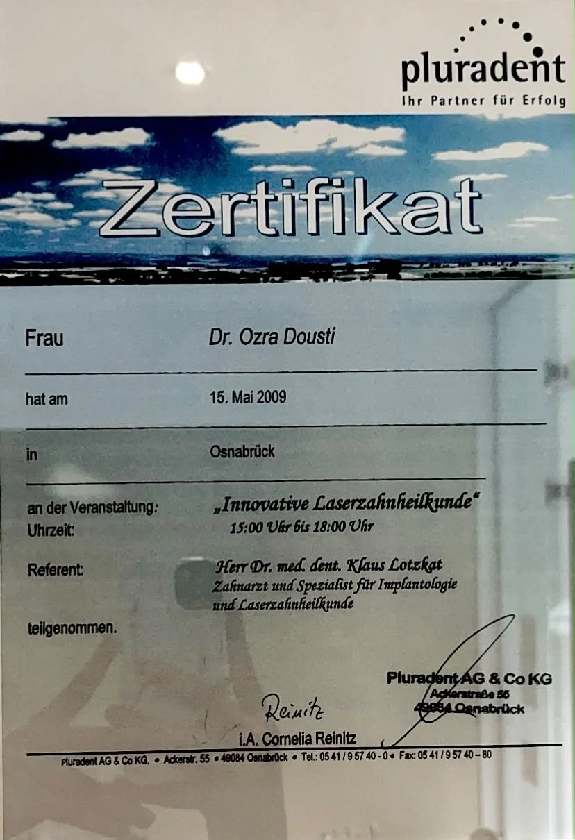 Zertifikat für Dr. Ozra Dousti, ausgestellt am 15. Mai 2009 in Osnabrück, für die Teilnahme an der Veranstaltung 'Innovative Laserzahnheilkunde' von 15:00 bis 18:00 Uhr, Referent Herr Dr. med. dent. Klaus Lotzkat, Zahnarzt und Spezialist für Implantologie und Laserzahnheilkunde.