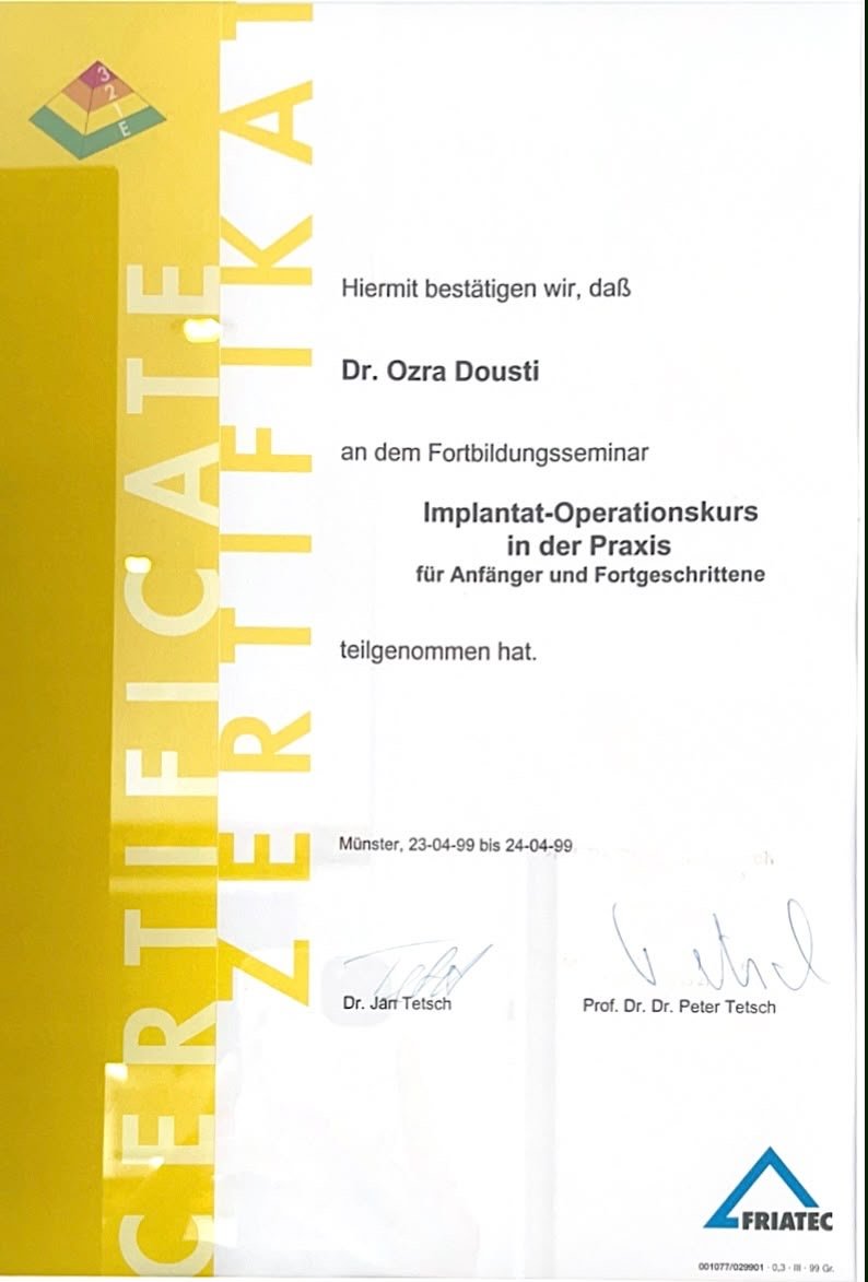 Zertifikat für die Teilnahme an einem Fortbildungskurs in der Implantat-Operationstechnik, ausgestellt für Dr. Ozra Dousti, mit Unterschriften von Dr. Jörn Tetsch und Prof. Dr. Dr. Peter Tetsch, datiert vom 23.04.1999 bis 24.04.1999 in Münster.
