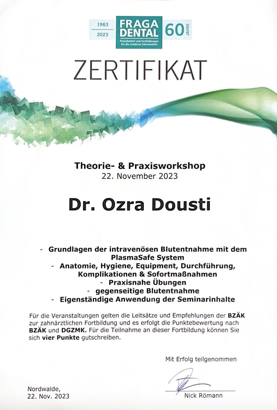 Zertifikat für einen Theorie- und Praxisworkshop an Dr. Ozra Dousti am 22. November 2023, über intravenöse Blutentnahme mit dem PlasmaSafe System, Anatomie, Hygiene, Equipment, Durchführung, Komplikationen, Übungen, gegenseitige Blutentnahme und Anwendung der Seminarinhalte, unterschrieben von Nick Rönnmann.