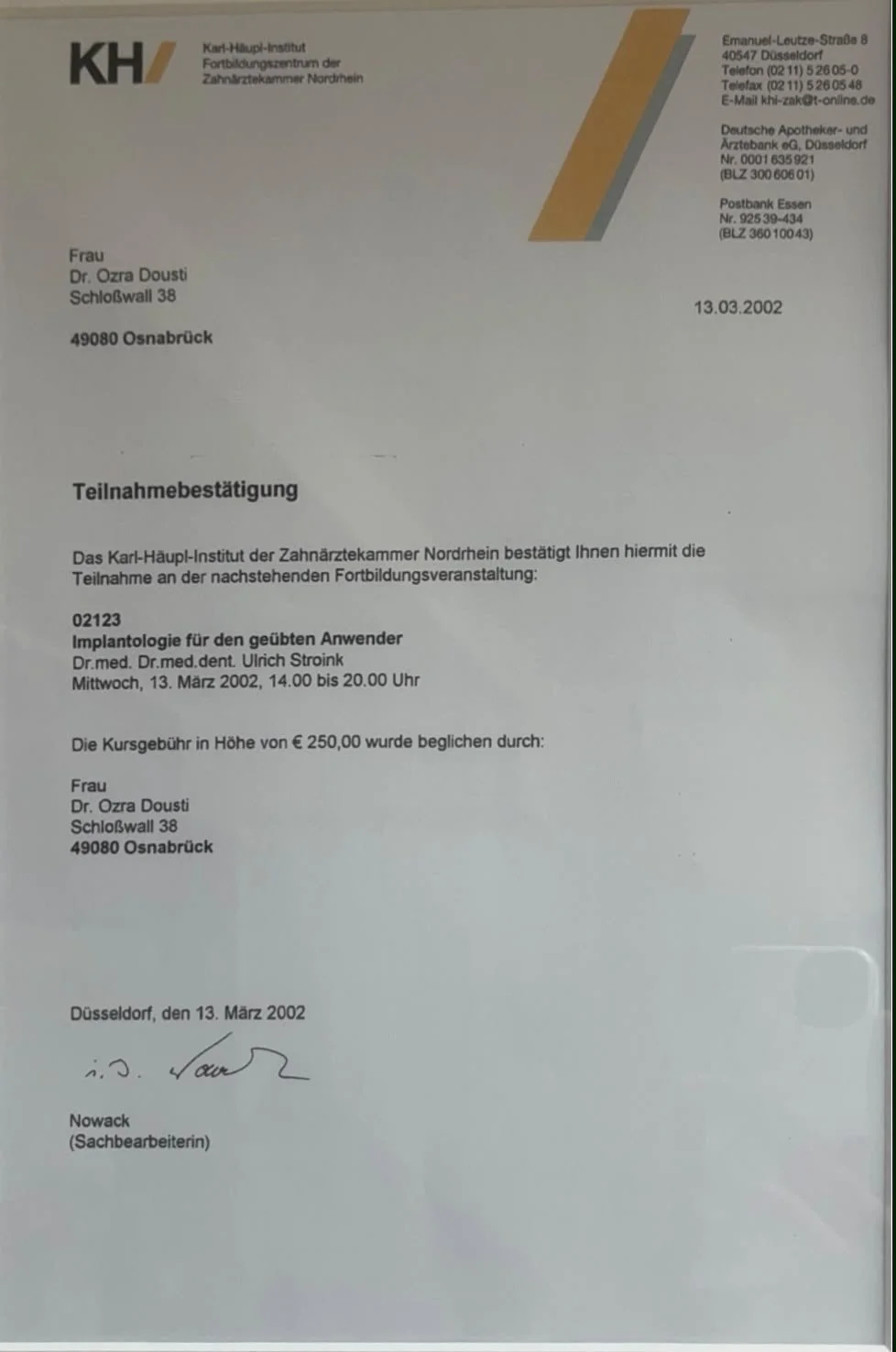 Teilnahmebestätigung von einer Fortbildungsveranstaltung am 13. März 2002 für Dr. Ozra Dousti, bestätigt durch eine Unterschrift, Sendedatum Düsseldorf 13. März 2002, ausgestellt von der Zahnärztekammer Nordrhein, mit Kontaktdaten und Logo des Karl-Hälup-Instituts.