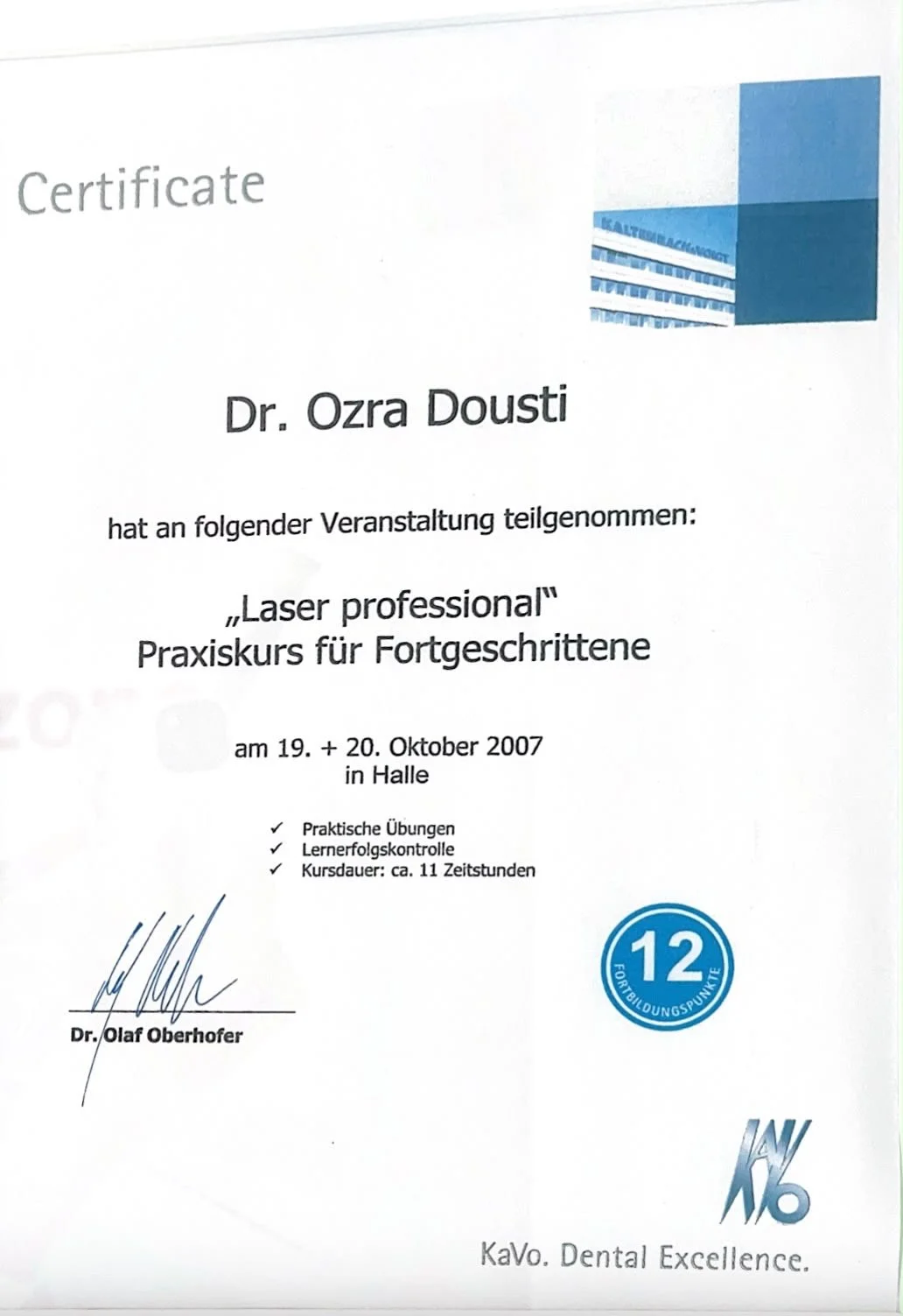 Zertifikat für Dr. Ozra Dousti für einen Kurs zum Thema Laser Professional, gehalten am 19. und 20. Oktober 2007 in Halle, mit einem Stempel für 12 Fortpunkte, unterschrieben von Dr. Olaf Oberhoffer.