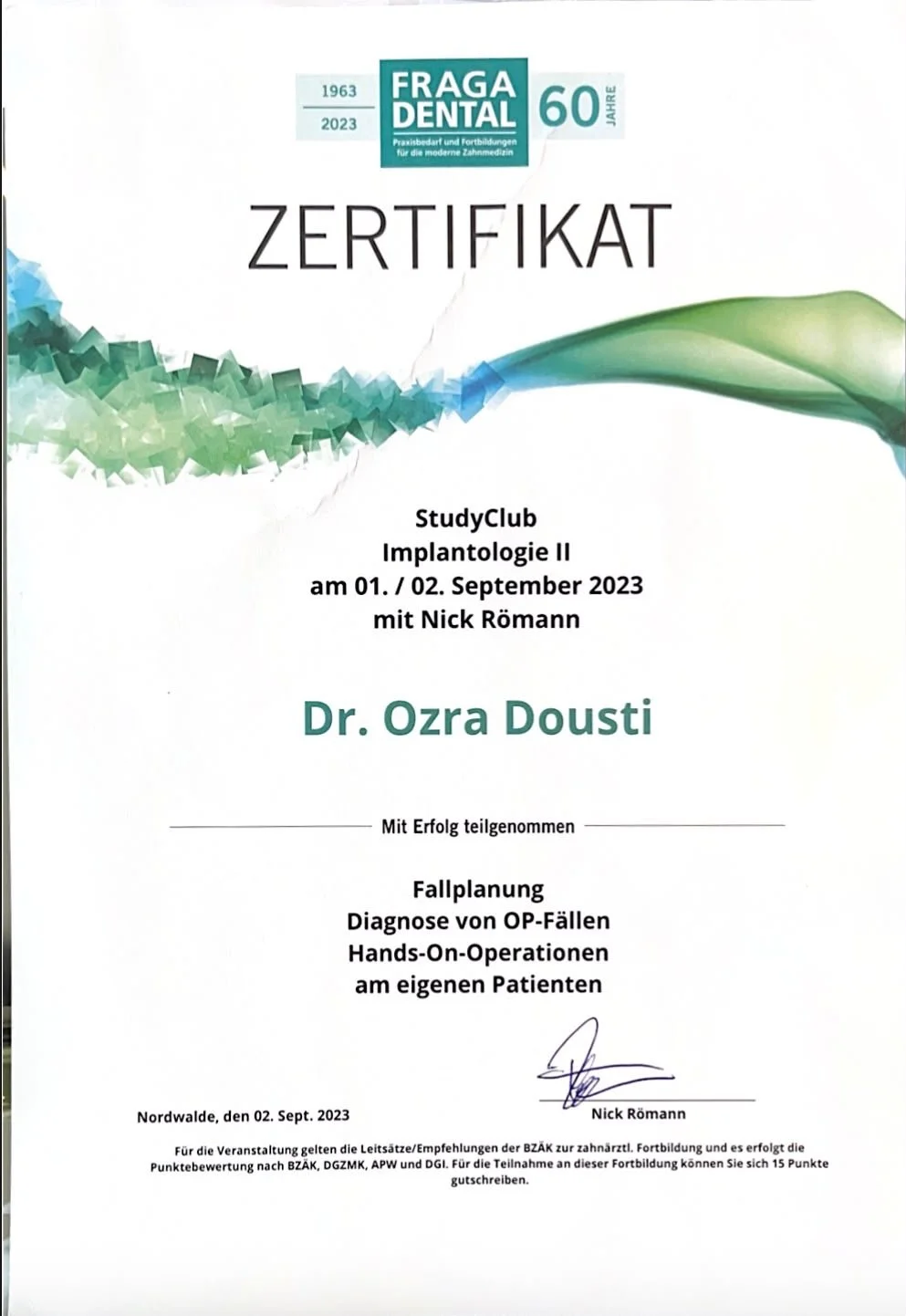 Zertifikat für StudyClub Implantologie II vom 1. und 2. September 2023, unterschrieben von Nick Römann, ausgestellt an Dr. Ozra Dousti. Das Zertifikat beinhaltet Fallplanung, Diagnose von OP-Fällen, Hands-On-Operationen an eigenen Patienten, mit einem grünen und blauen abstrakten Design.