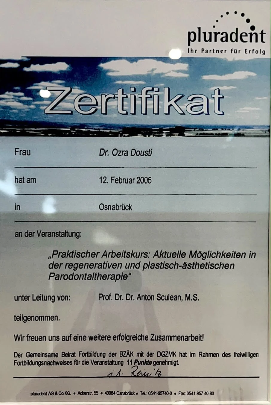 Zertifikat für Dr. Ozra Dousti, Ausstellung am 12. Februar 2005 in Osnabrück, für die Teilnahme am praktischen Arbeit Kurs zu regenerativen und plastisch-ästhetischen Parodontaltherapie, unter Leitung von Prof. Dr. Dr. Anton Scullean.