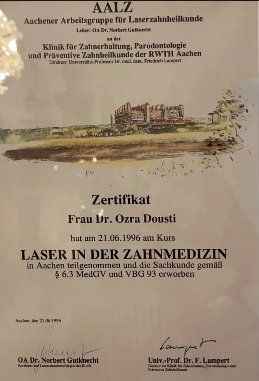 Zertifikat für einen Kurs in Lasertechnologie in der Zahnmedizin, ausgestellt an Frau Dr. Ozra Dousti am 21. Juni 1996, unterschrieben von Dr. Norbert Gutknecht und Dr. F. Lampert.