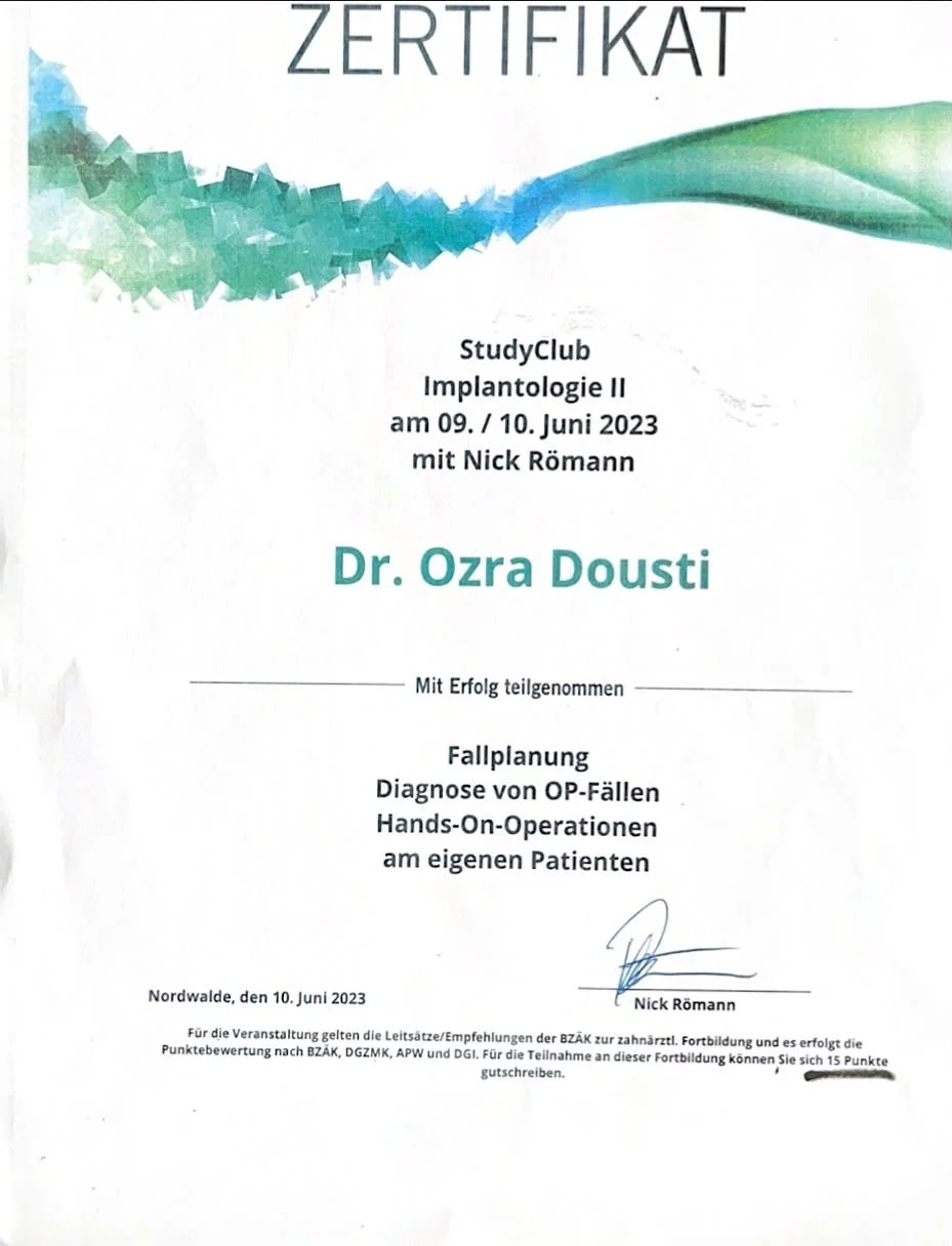 Zertifikat für die Teilnahme am StudyClub Implantologie II am 09./10. Juni 2023 mit Dr. Ozra Dousti, unterschrieben von Nick Römann, in Nordwalde am 10. Juni 2023, inklusive Themen wie Fallplanung, Diagnose von OP-Fällen, Hands-On-Operationen am eigenen Patienten.