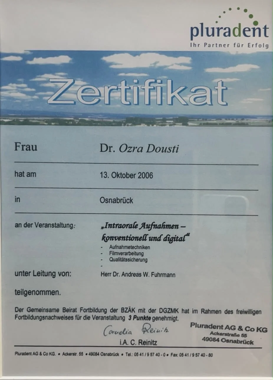 Zertifikat von Pluradent für Dr. Ozra Dousti, ausgestellt am 13. Oktober 2006 in Osnabrück, für eine Fortbildung zum Thema 'Intraorale Aufnahmen – Konventionell und digital'.
