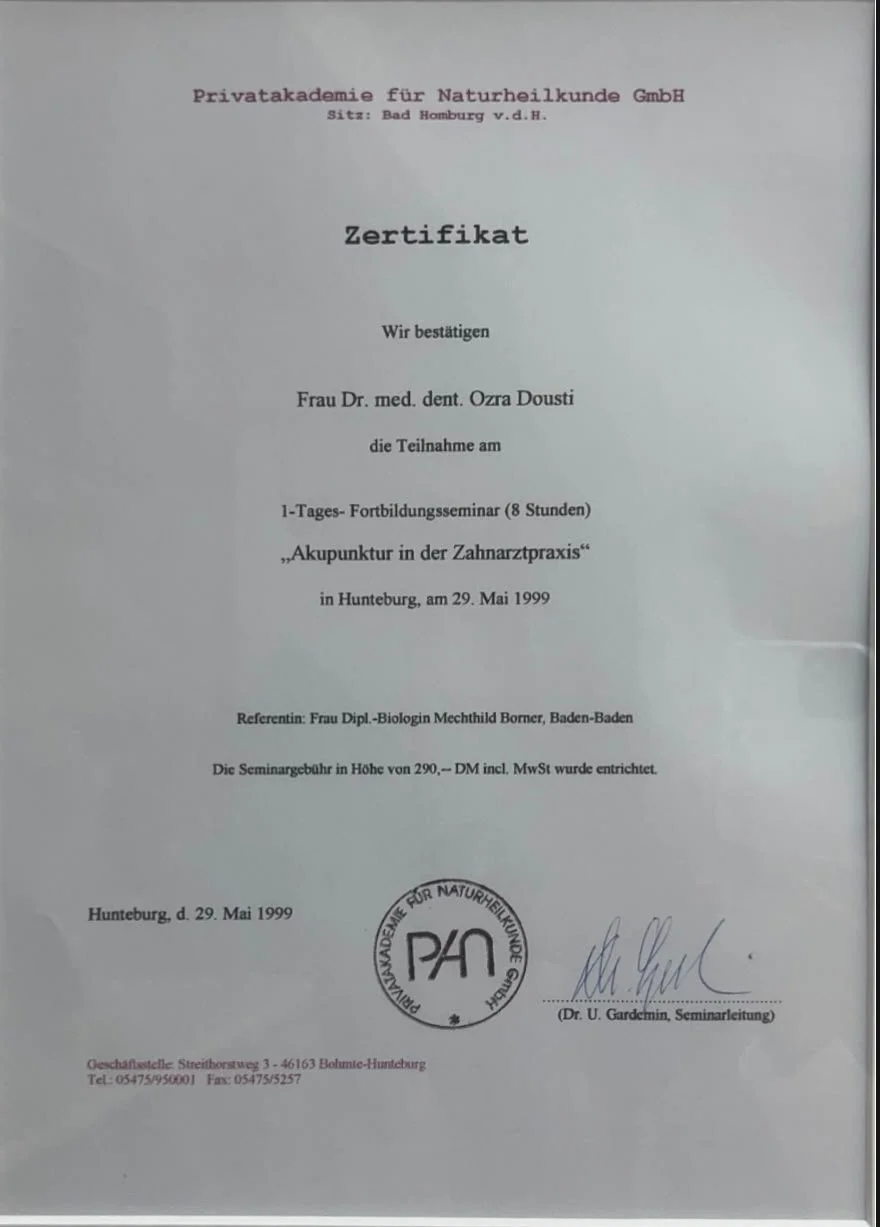 Zertifikat von der Privatsakademie für Naturheilkunde in Bad Homburg, bestätigt die Teilnahme an einem Fortbildungsseminar über Akupunktur in der Zahnarztpraxis am 29. Mai 1999, unterschrieben von Dr. U. Gardeslin.