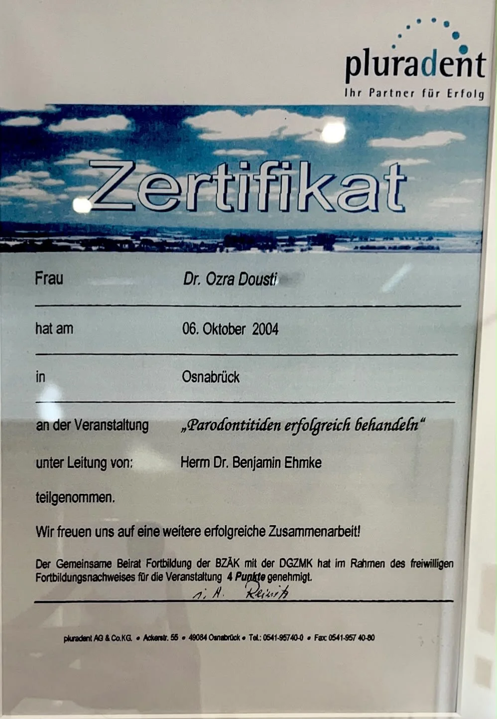 Zertifikat für Dr. Ozra Dousti, ausgestellt am 6. Oktober 2004 in Osnabrück, für erfolgreiche Behandlung von Parodontitiden bei einer Veranstaltung unter Leitung von Herrn Dr. Benjamin Ehmke.