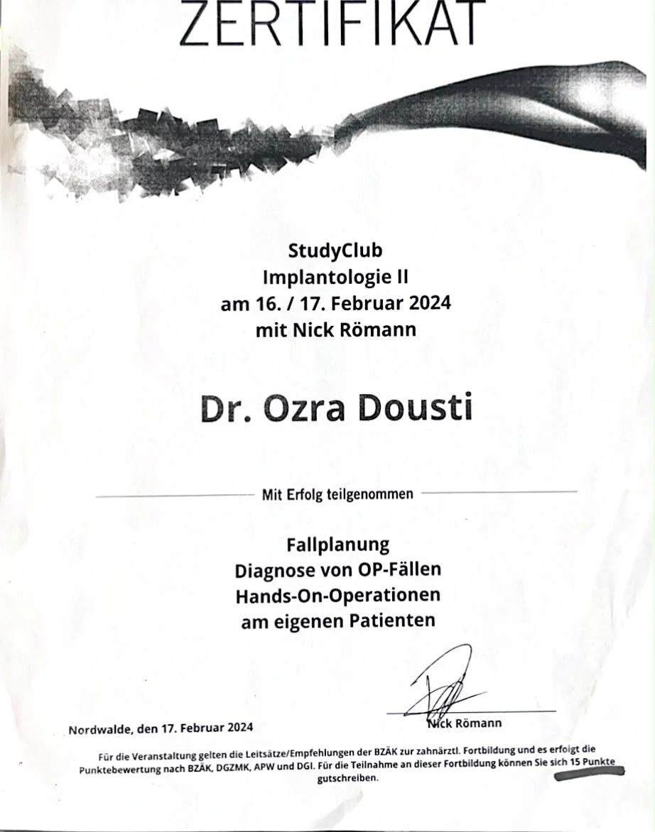 Zertifikat für eine Fortbildung im Bereich Implantologie, ausgestellt an Dr. Ozra Dousti, mit Themen wie Fallplanung, Diagnose von OP-Fällen und Hands-On-Operationen.