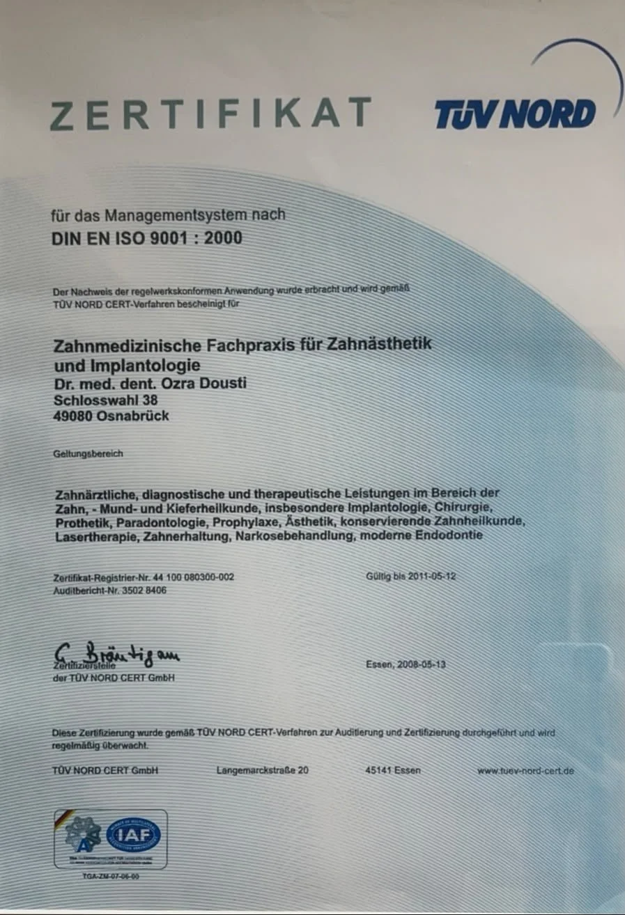 Zertifikat für das Managementsystem nach DIN EN ISO 9001:2000, ausgestellt an Dr. Ozra Doust für eine Zahnarztpraxis in Osnabrück, gültig bis 2013-05-12.