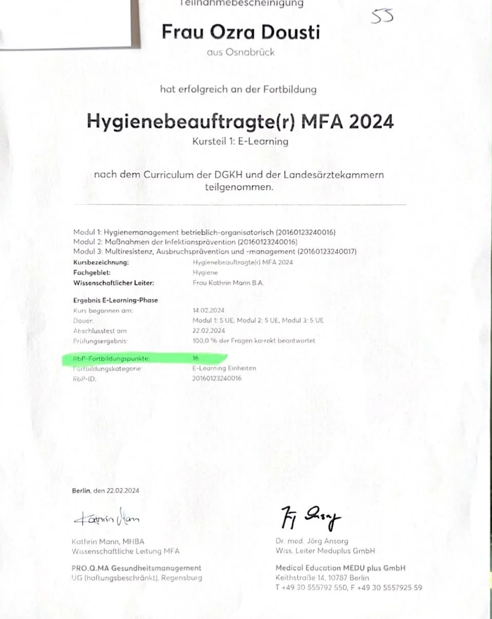 Bild eines Zertifikats für Frau Ozra Dousti aus Osnabrück, das ihre erfolgreiche Teilnahme an der Fortbildung 'Hygienebeauftragte(r) MFA 2024' im Bereich Hygiene zeigt, mit hervorgehobenen Punkten und Unterschriften am unteren Rand.