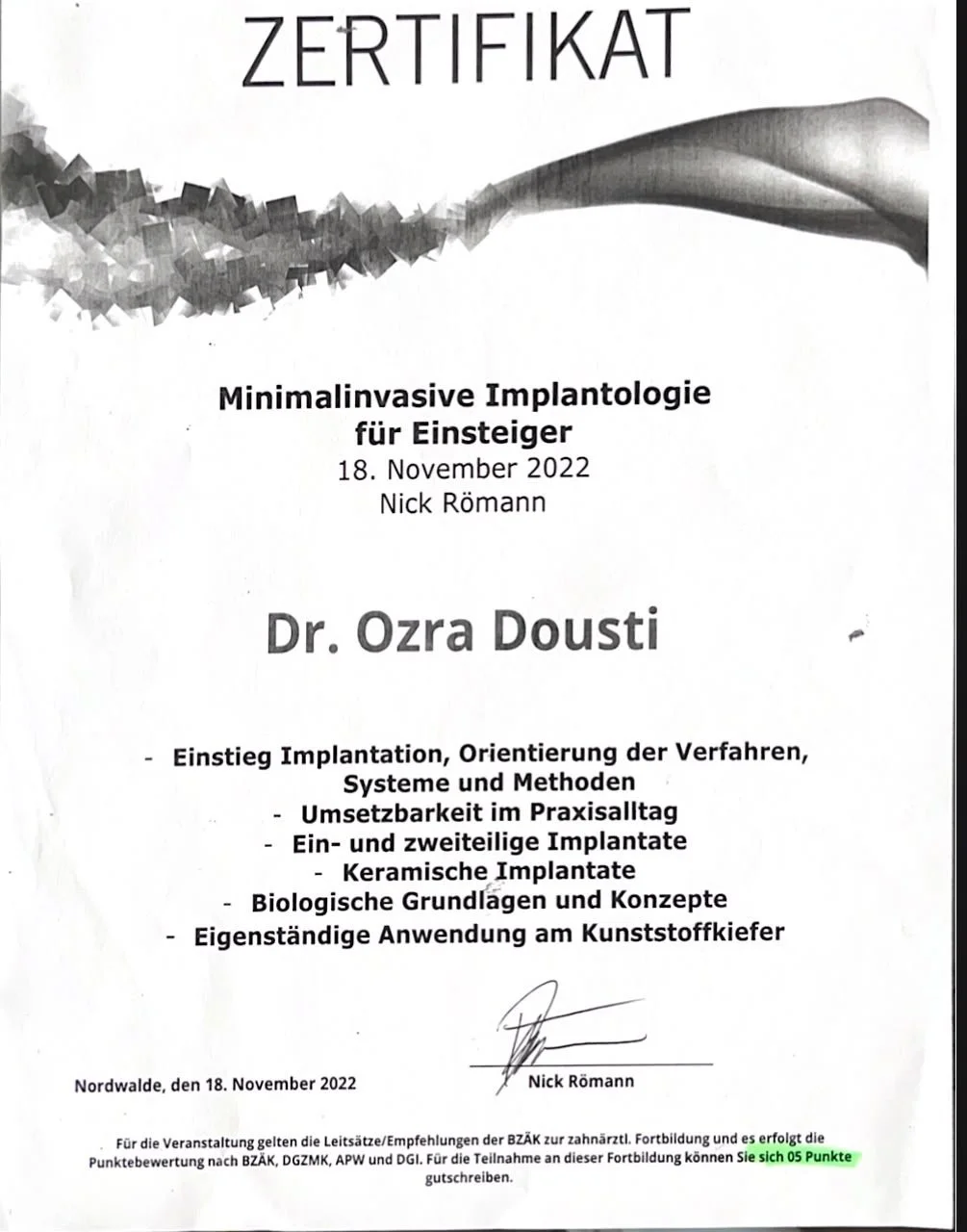 Zertifikat für Minimalinvasive Implantologie vom 18. November 2022, ausgestellt an Dr. Ozra Dousti, unterschrieben von Nick Römann.
