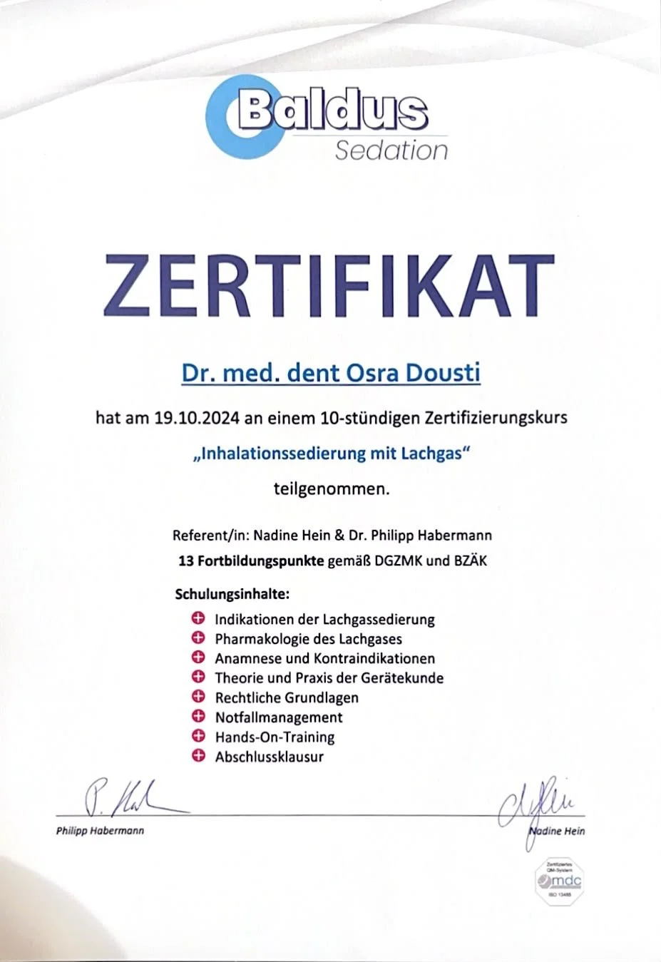 Zertifikat für Dr. Osra D ousati, ausgestellt am 19.10.2024, für die Teilnahme an einem 10-stündigen Kurs zur Inhalationssedierung mit Lachgas, einschließlich Schulungsinhalte wie Indikationen, Pharmakologie, Anamnese, Theorie, rechtliche Grundlagen, Notfallmanagement, Hands-On-Training und Abschlussklausur.