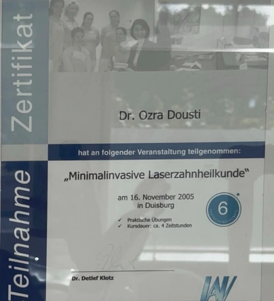 Zertifikat für Dr. Ozra Dousti über die Teilnahme an einem Kurs zur minimalinvasiven Lasrzahnerkrankung am 16. November 2005 in Duisburg, mit praktische Übungen und Kursdauer von etwa 4 Stunden.