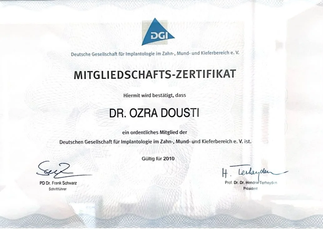Mitgliedschaftszertifikat der Deutschen Gesellschaft für Implantologie, ausgestellt an Dr. Ozra Dousti, gültig für 2010.