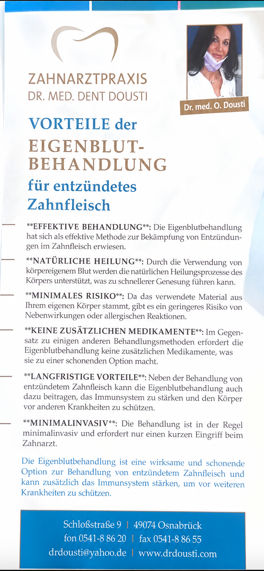 Flyer für eine Zahnarztpraxis mit einem Bild von Dr. med. O. Dousti. Der Text beschreibt die Vorteile der Eigenblutbehandlung bei entzündetem Zahnfleisch, inklusive ihrer Wirksamkeit, natürlichen Heilung, minimalem Risiko, fehlenden Zusatzmedikamenten, langfristigen Vorteilen und Minimalinvasivität. Kontaktinformationen der Praxis sind am unteren Rand.