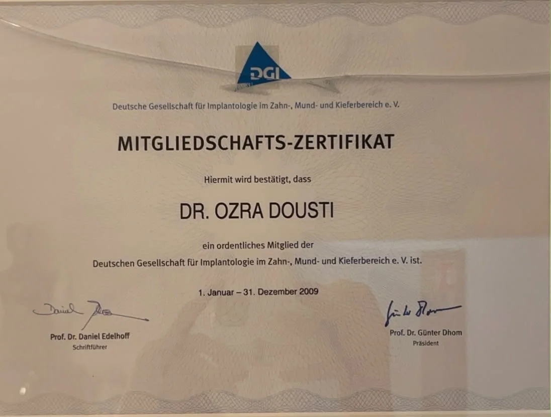 Mitgliedschaftszertifikat der Deutschen Gesellschaft für Implantologie im Zahn-, Mund- und Kieferbereich, bestätigt die Mitgliedschaft von Dr. Ozra Dousti vom 1. Januar bis 31. Dezember 2009, unterschrieben von Prof. Dr. Daniel Edelhoff und Prof. Dr. Günter Dhom.