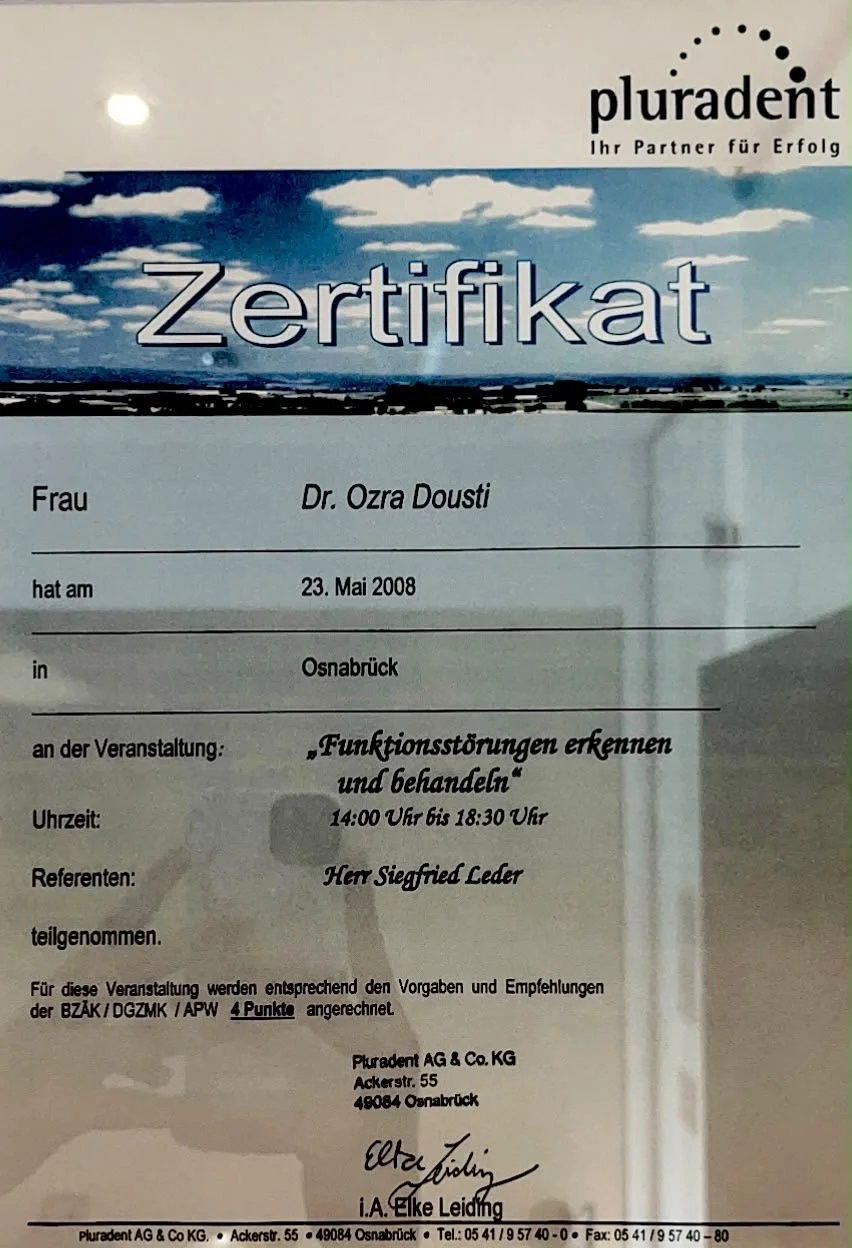 Zertifikat für Dr. Ozra Dousti, ausgestellt am 23. Mai 2008 in Osnabrück, für die Teilnahme an der Veranstaltung 'Funktionsstörungen erkennen und behandeln', Referent Herr Siegfried Leder, unterschrieben von Elke Leidig.