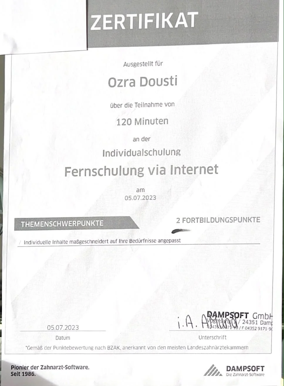 Zertifikat für Ozra Doustí für die Teilnahme an einer 120-minütigen Online-Weiterbildung am 05.07.2023, mit den Schwerpunkt Themen und zwei Fortbildungspunkten, unterschrieben von DAMSOFT GmbH.