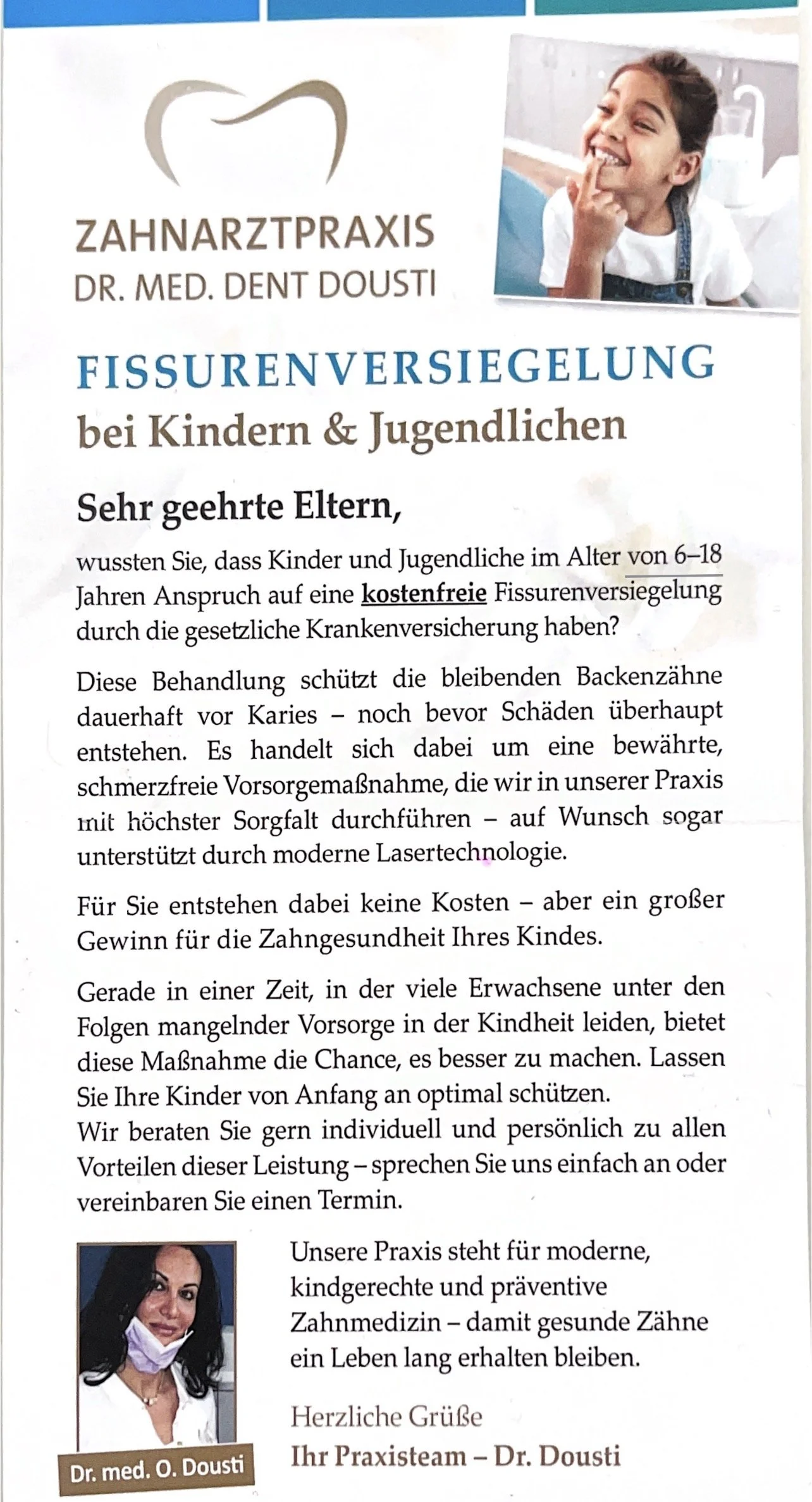 Flyer für die Zahnarztpraxis Dr. med. Dent Dousti, mit einem Lächelnden Kind und einem Porträt von Dr. Dousti, die Information zur kostenlosen Fissurenversiegelung bei Kindern und Jugendlichen.